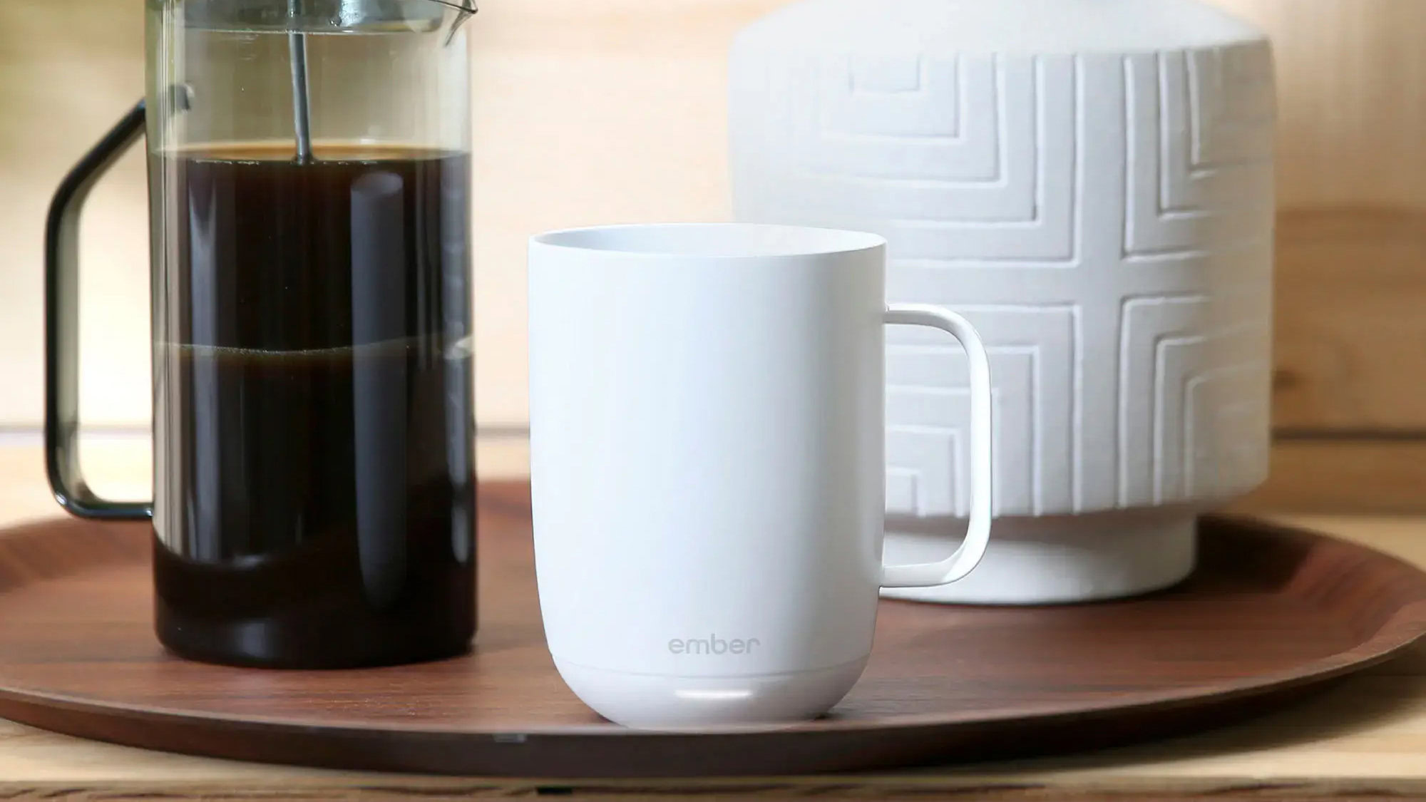 Caneca de brasa branca 2 com a imprensa francesa ao lado dela