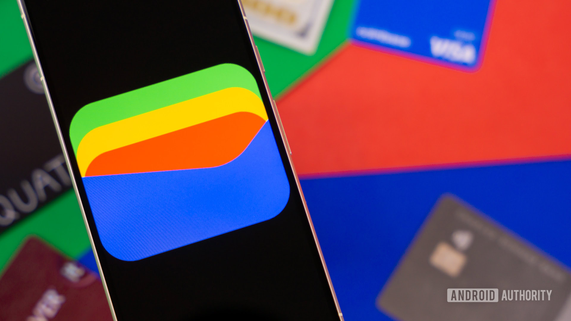 Logotipo da Google Wallet no smartphone ao lado de cartões de crédito e dinheiro Foto de stock 3