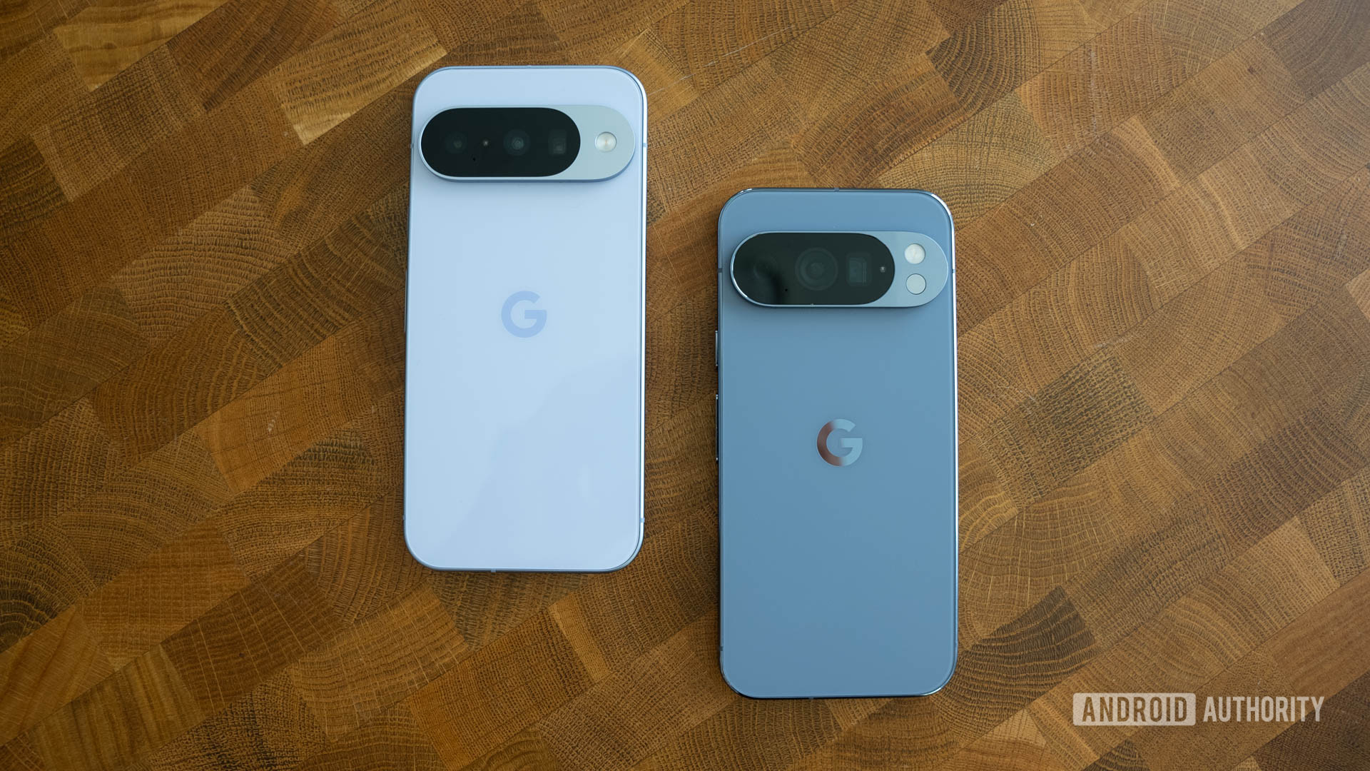 Google Pixel 10 em Frost vs Google Pixel 10 Pro em Moonstone (1 de 5)