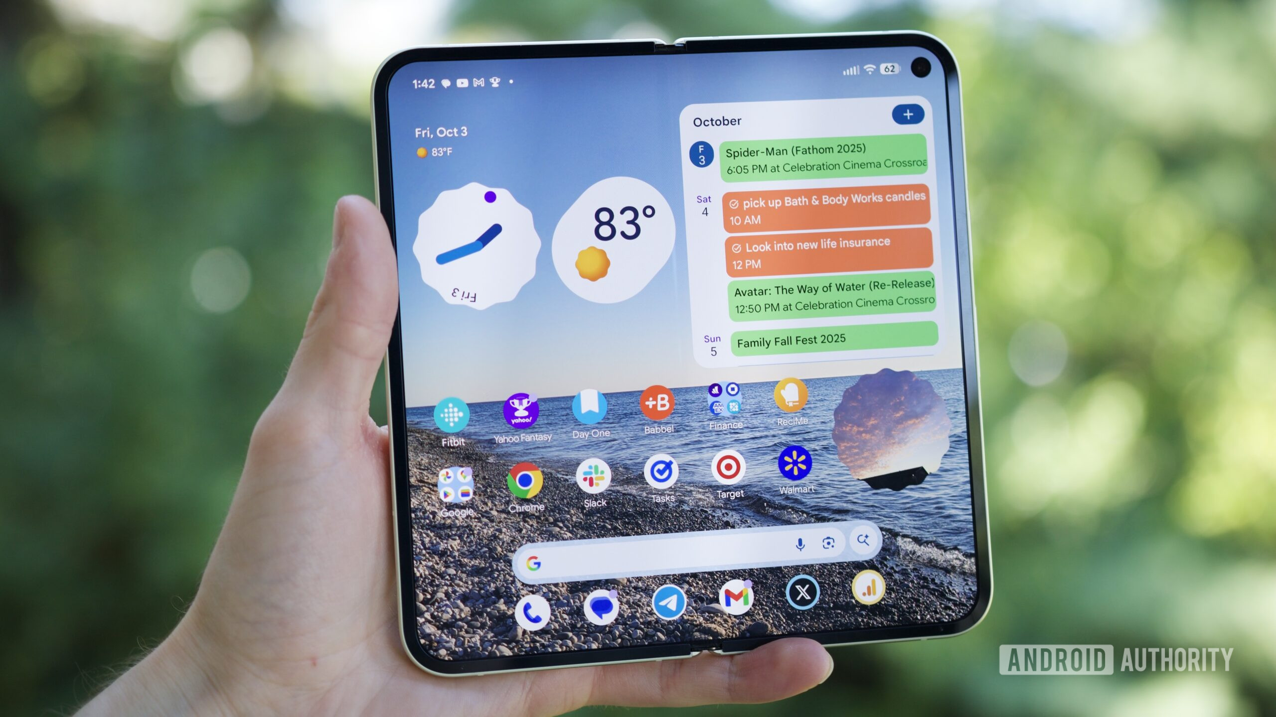Google Pixel 10 Pro Fold Hands na tela interna Alguém segurando o Google Pixel 10 Pro Dob com sua tela interna aberta e ligada.