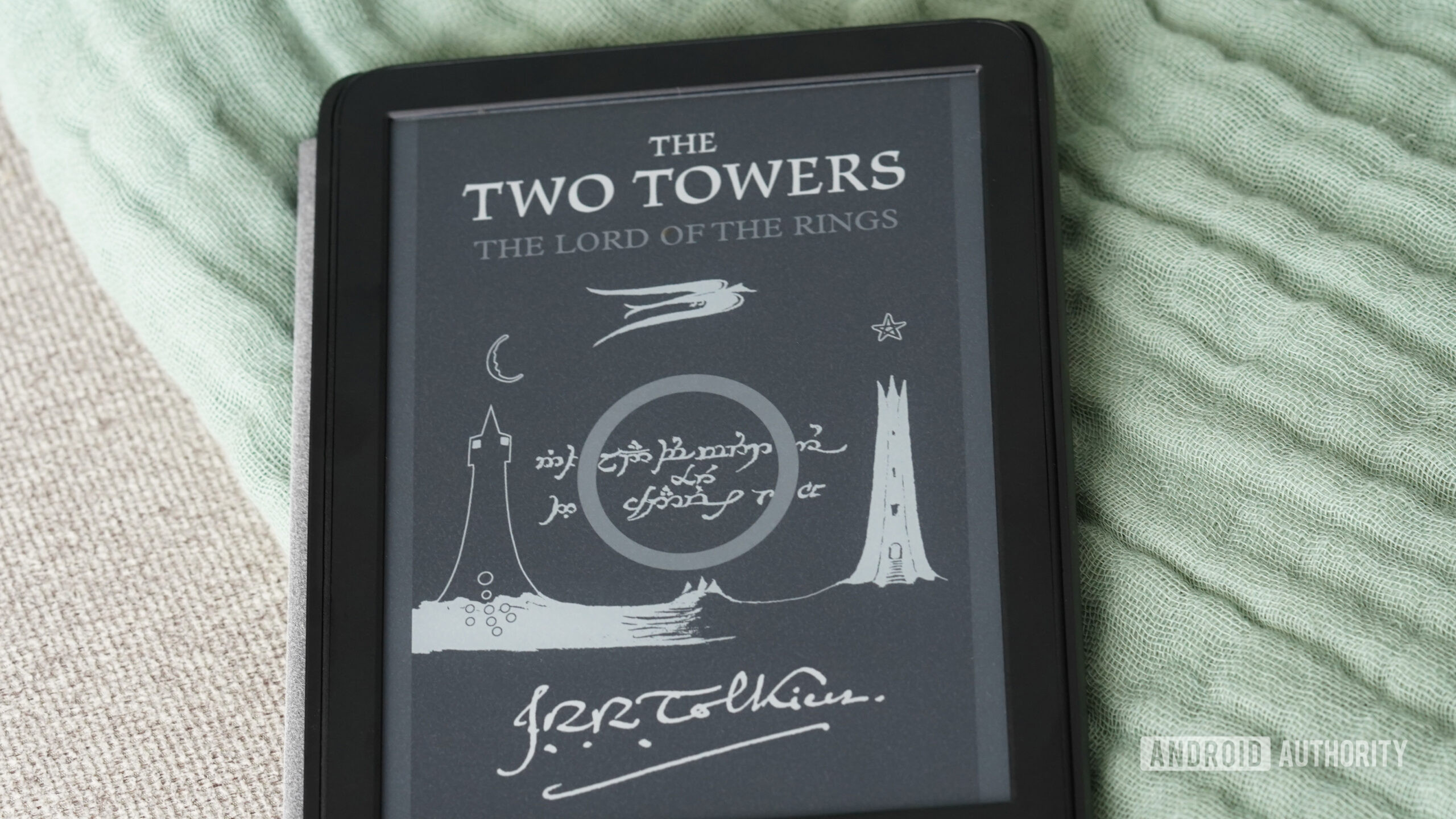 Um Amazon Kindle exibe a capa do livro Two Towers.