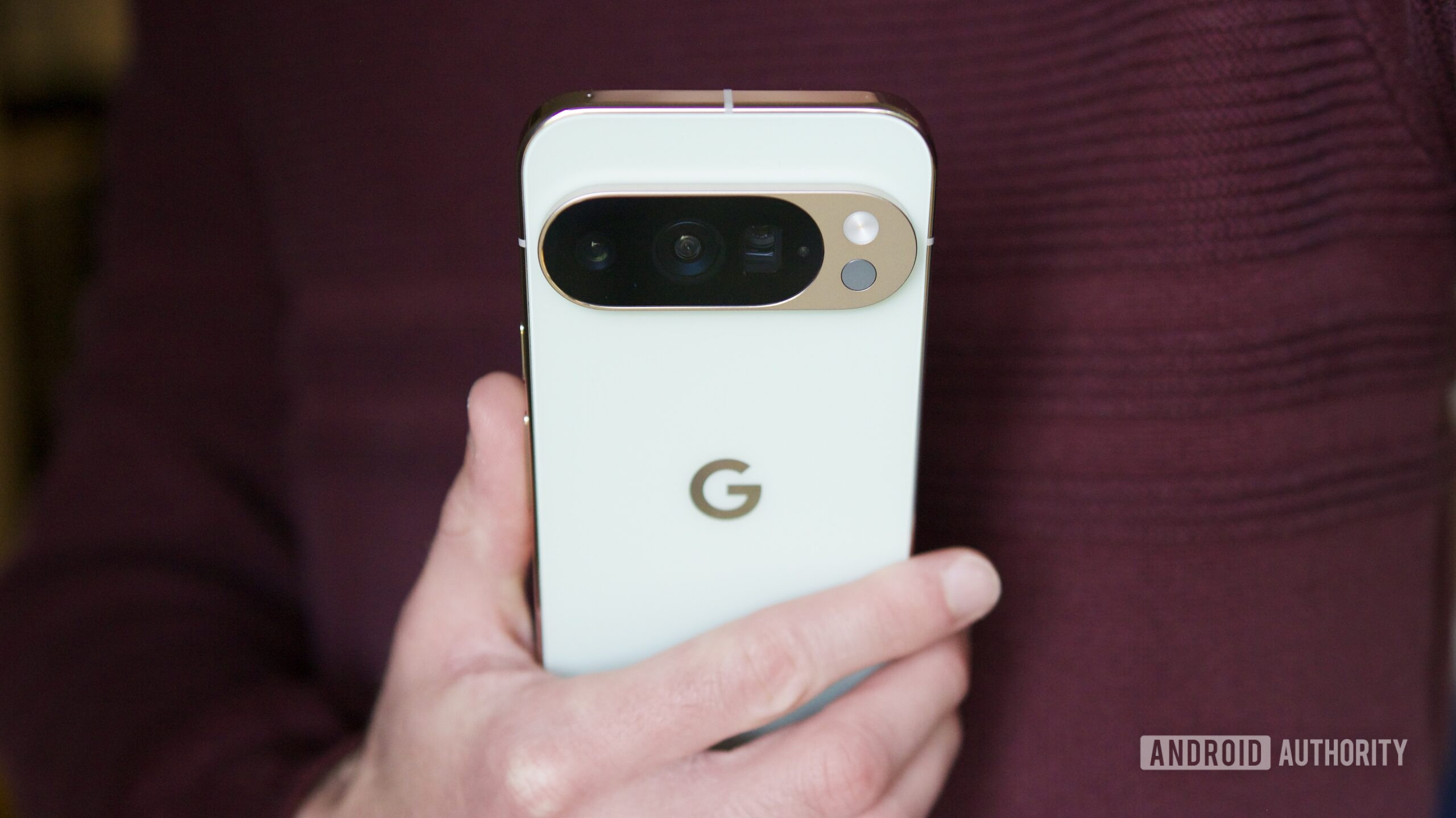 Alguém segurando o Pixel 10 Pro, mostrando a parte traseira do telefone.