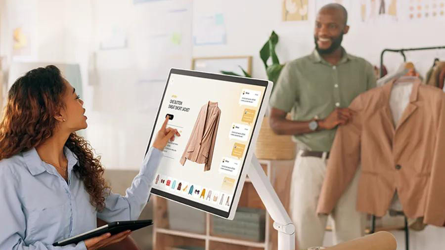 LG Smart Monitor Swing usado por mulher LG Smart Monitor Swing usado por mulher