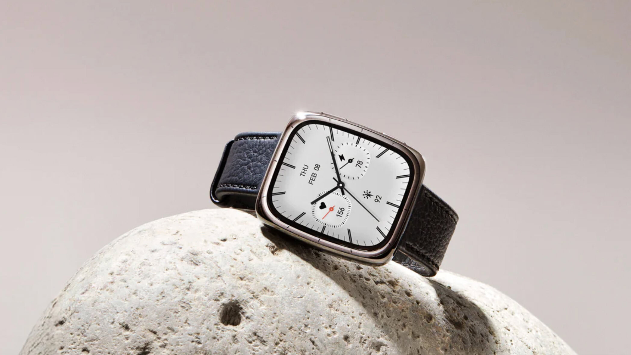 Amazfit Active 2 Premium sobre uma pedra Amazfit Active 2 Premium sobre uma pedra
