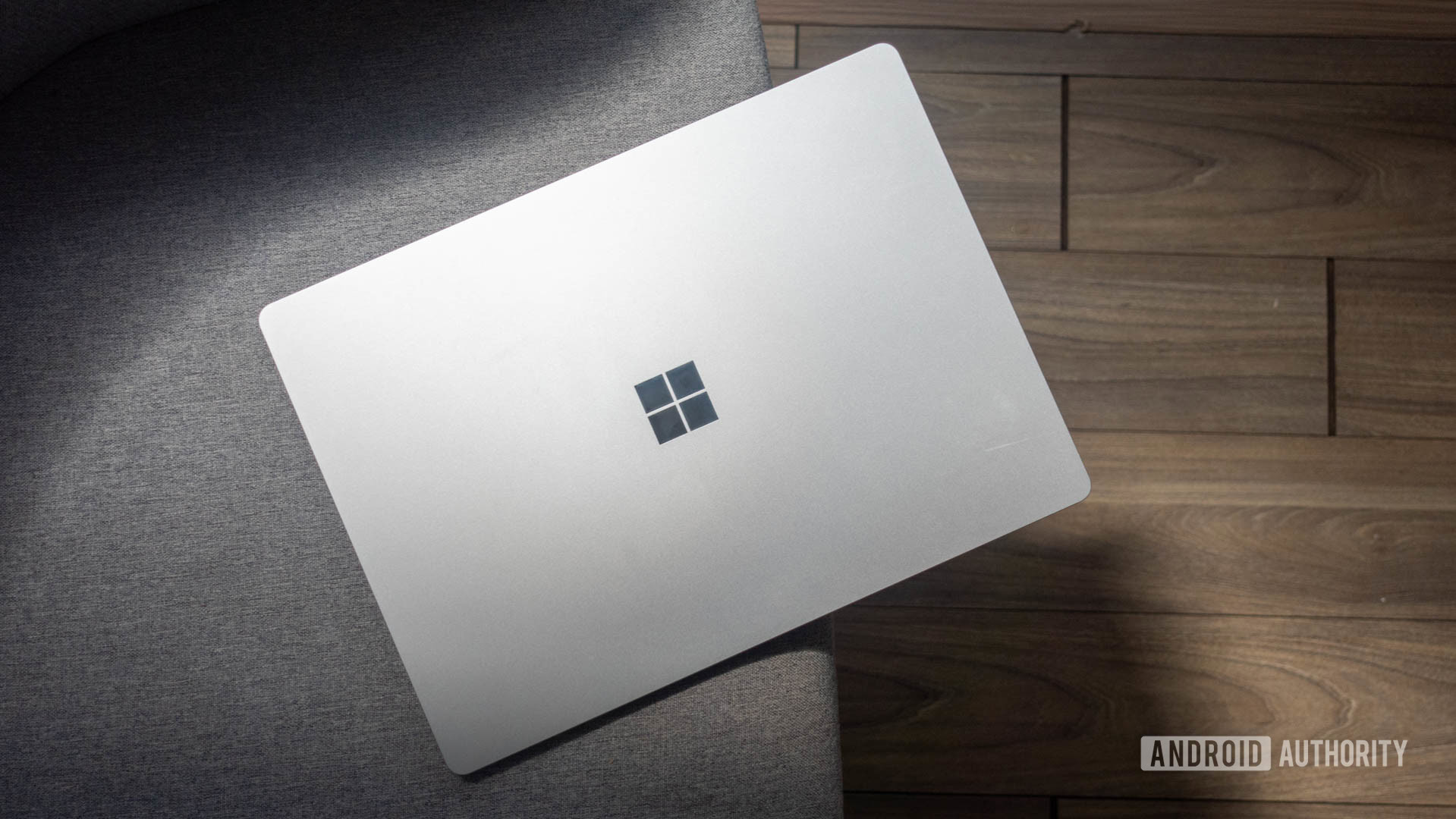 laptop de superfície 4 na cadeira