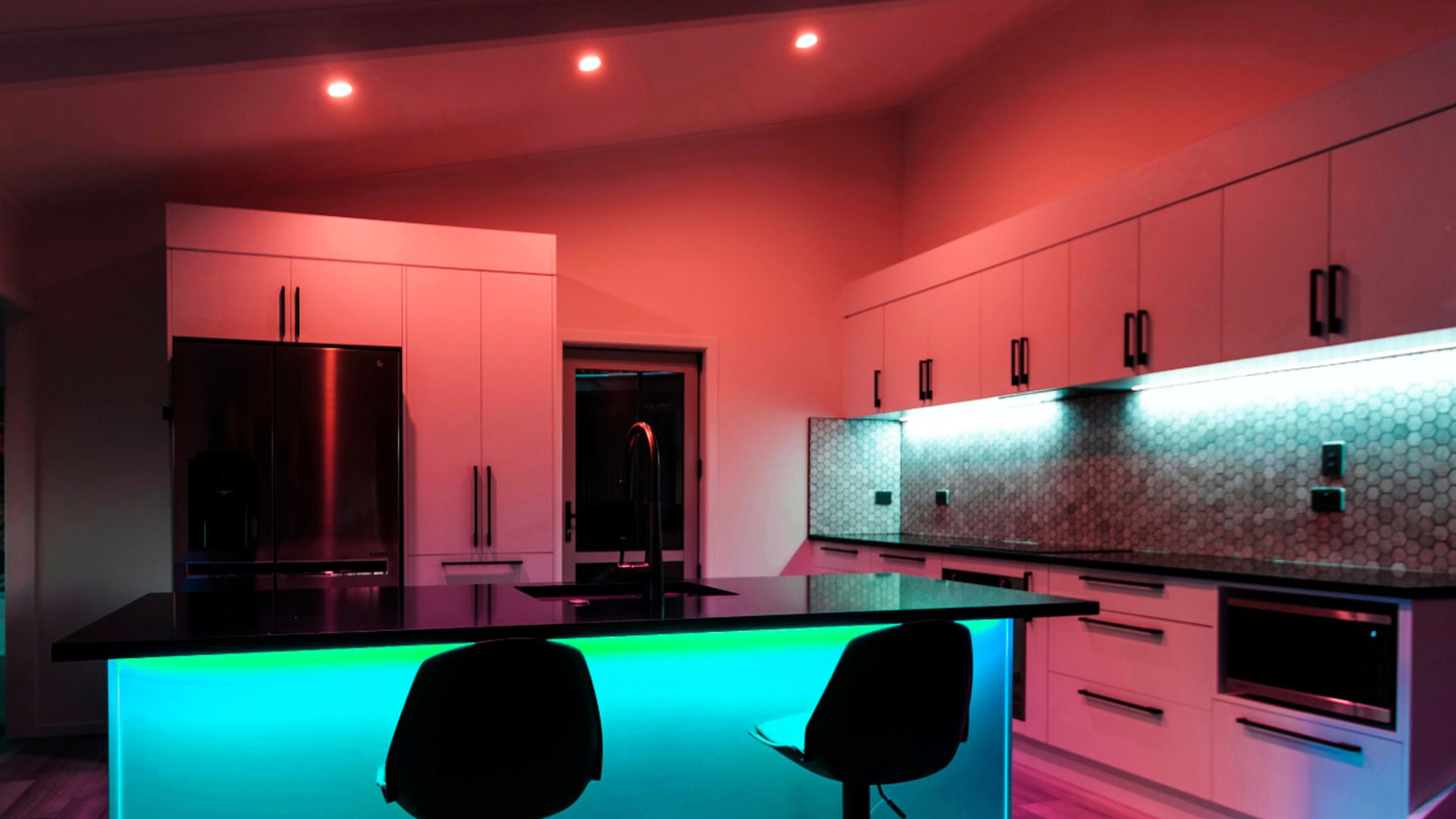 Uma cozinha iluminada com lâmpadas inteligentes e faixas de luz LIFX