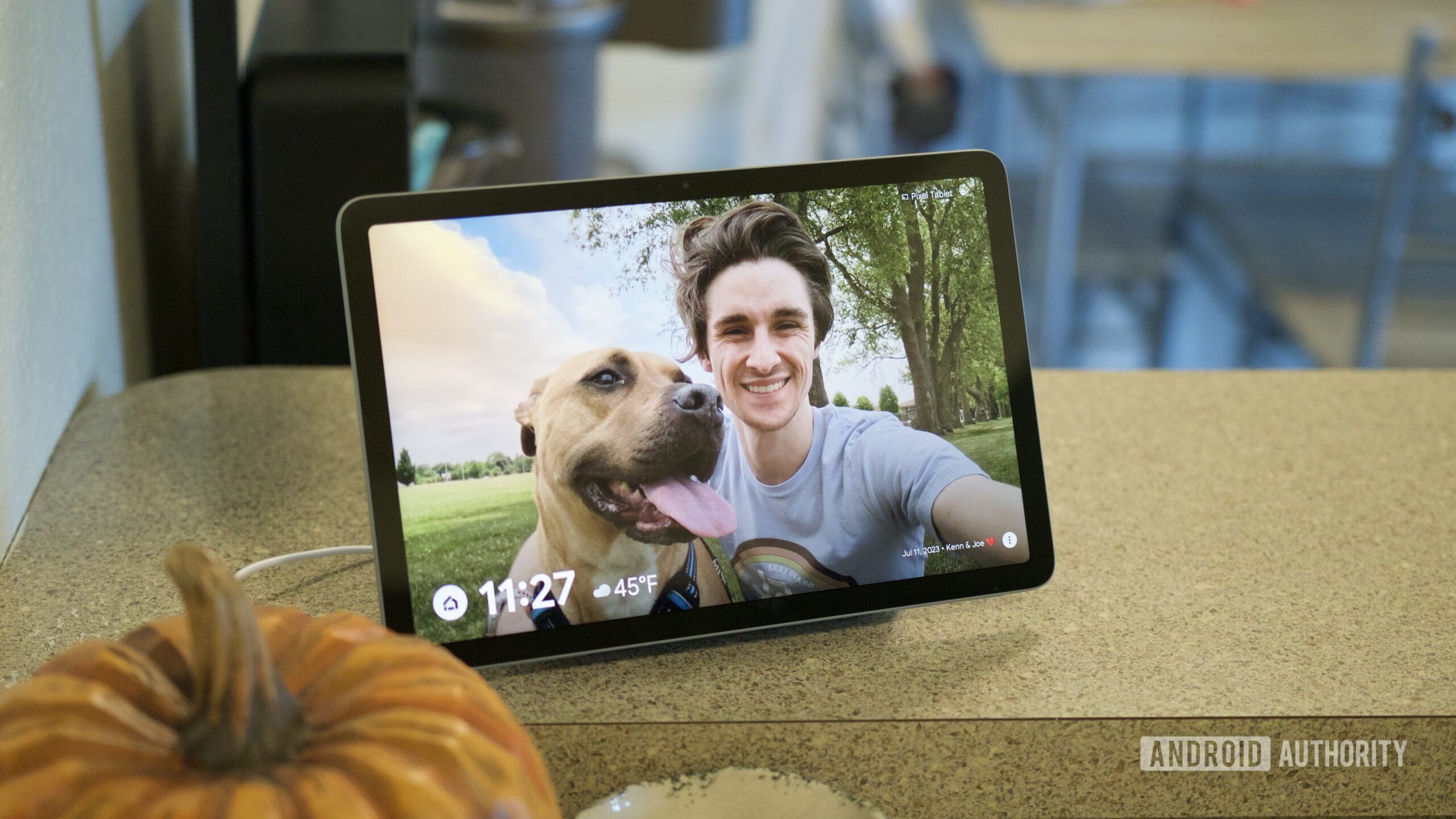 O Google Pixel Tablet conectado ao dock de alto-falante, sobre o balcão da cozinha.