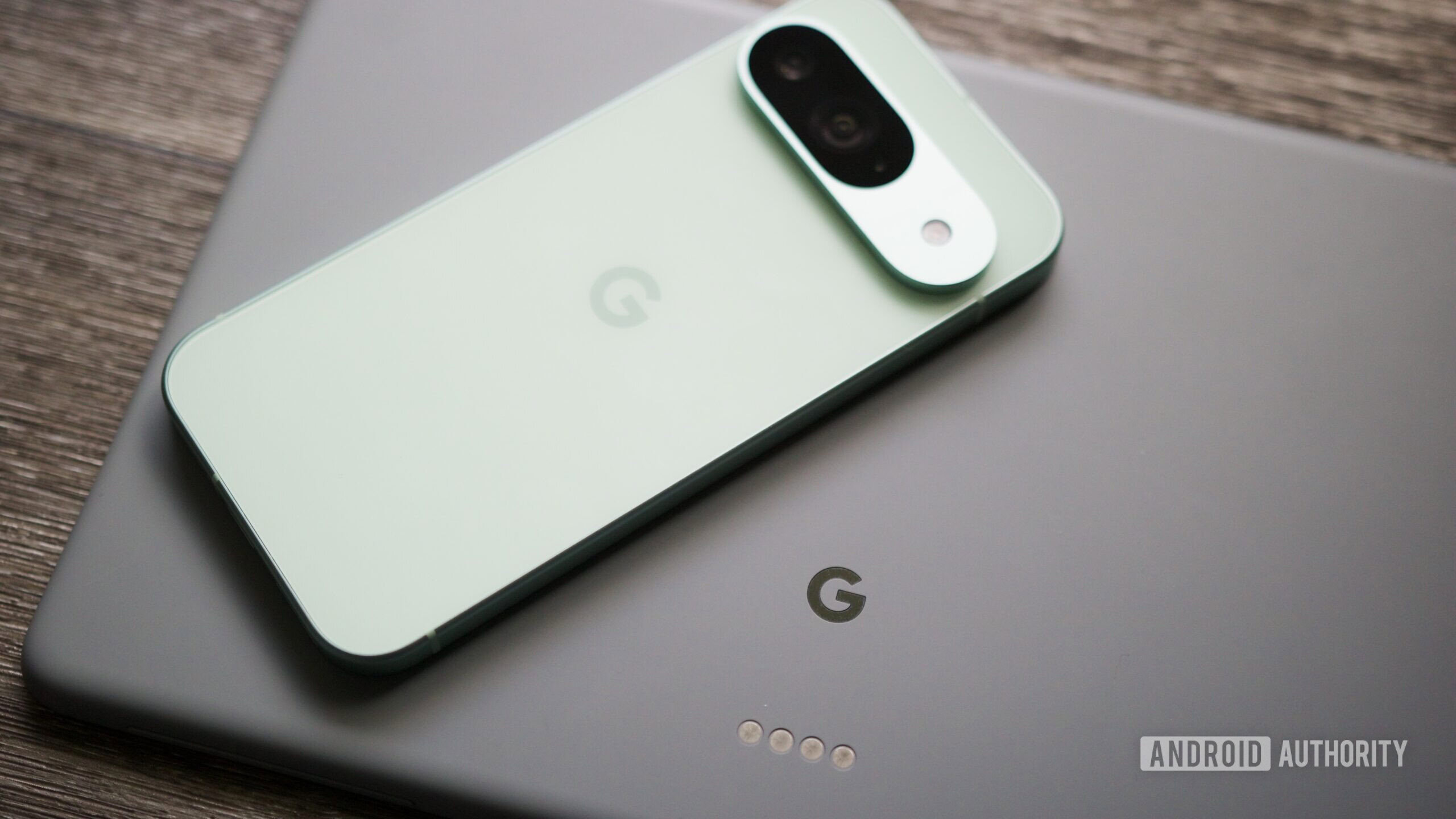 antigo google gadgets herói pixel 9 pixel tablet 1 Um Google Pixel 9 apoiado em um Pixel Tablet.