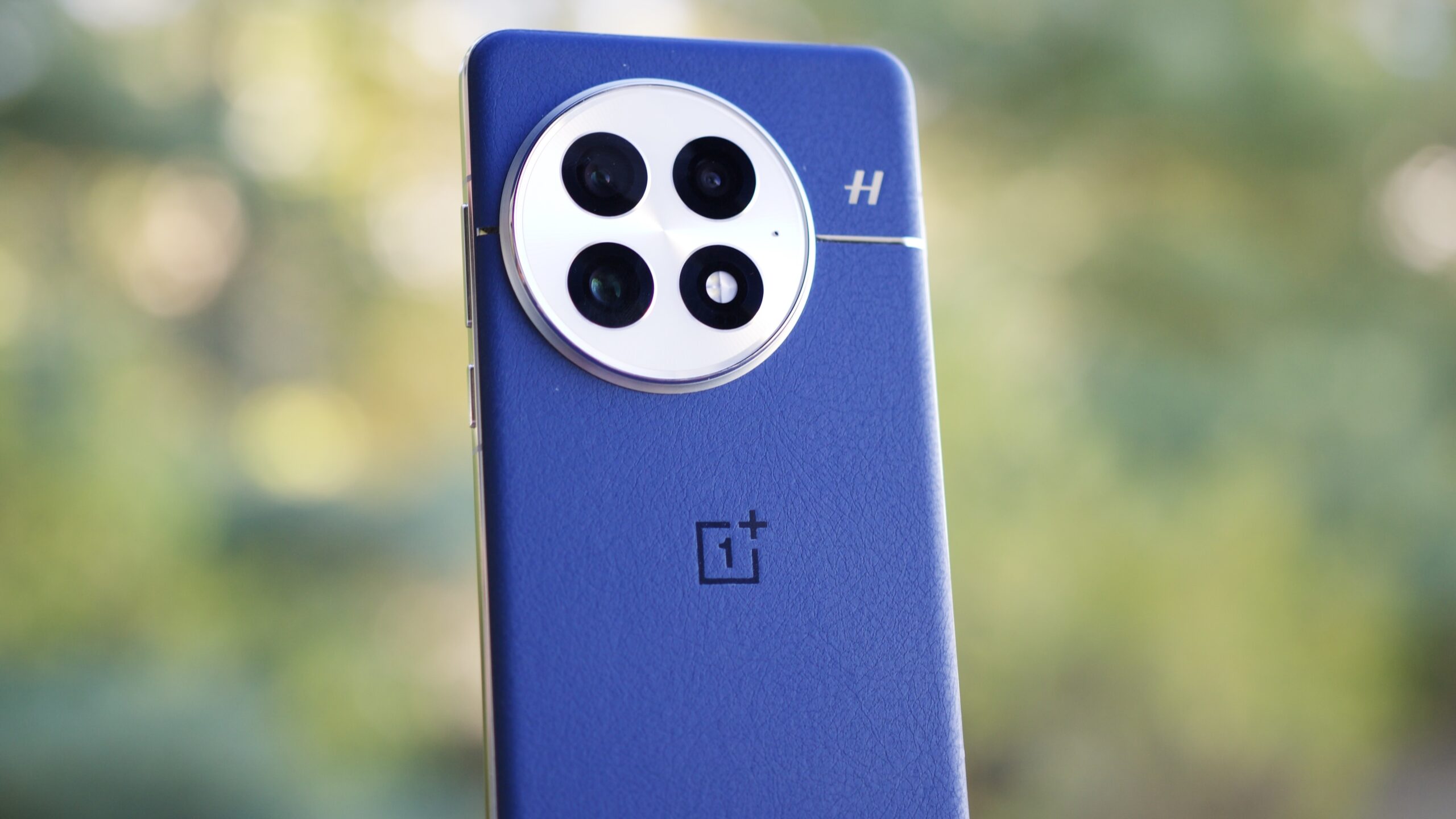 oneplus 13 azul close-up atrás A parte de trás do OnePlus 13 azul.