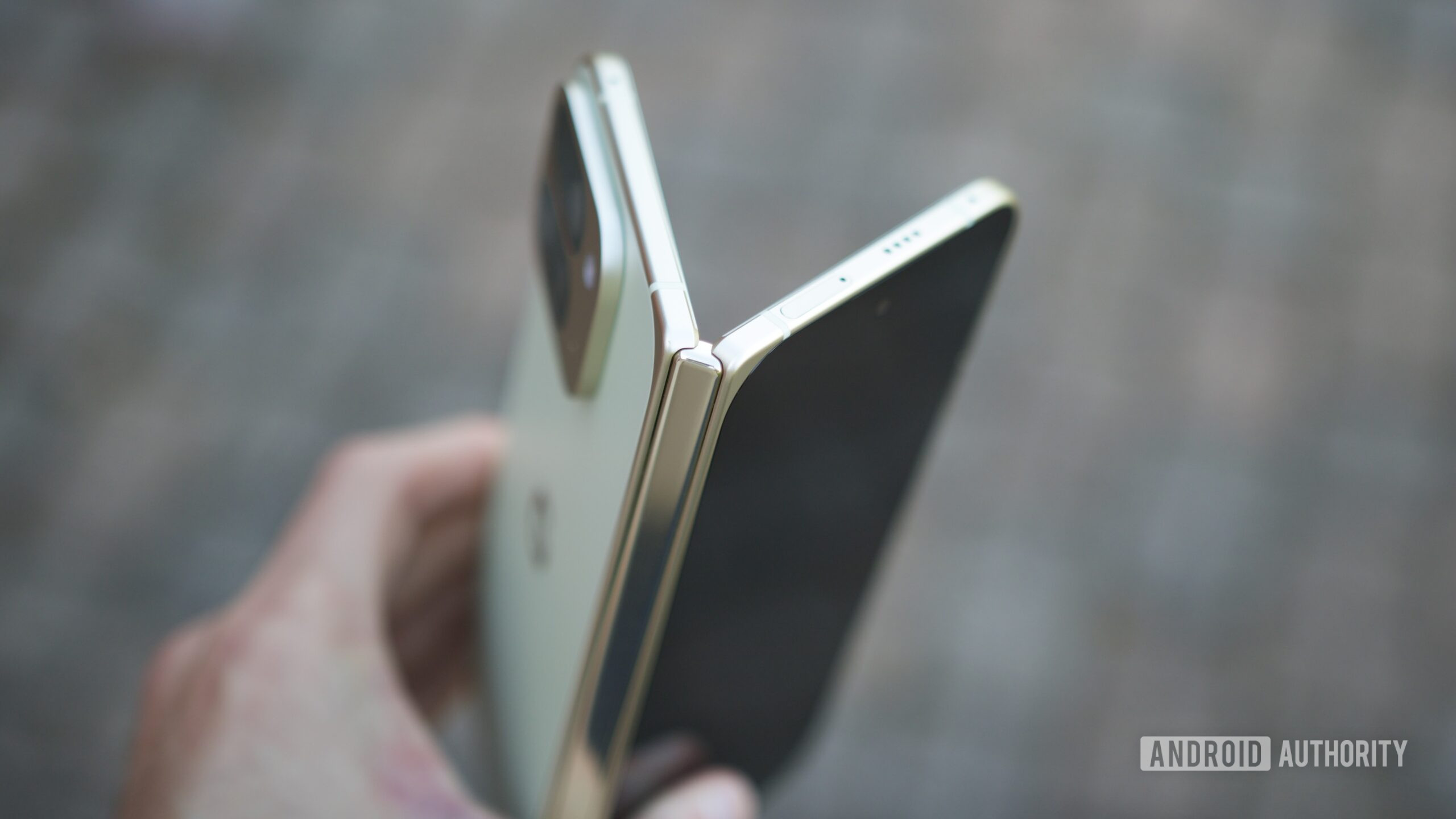 O Google Pixel 10 Pro Fold entreaberto, mostrando sua dobradiça.