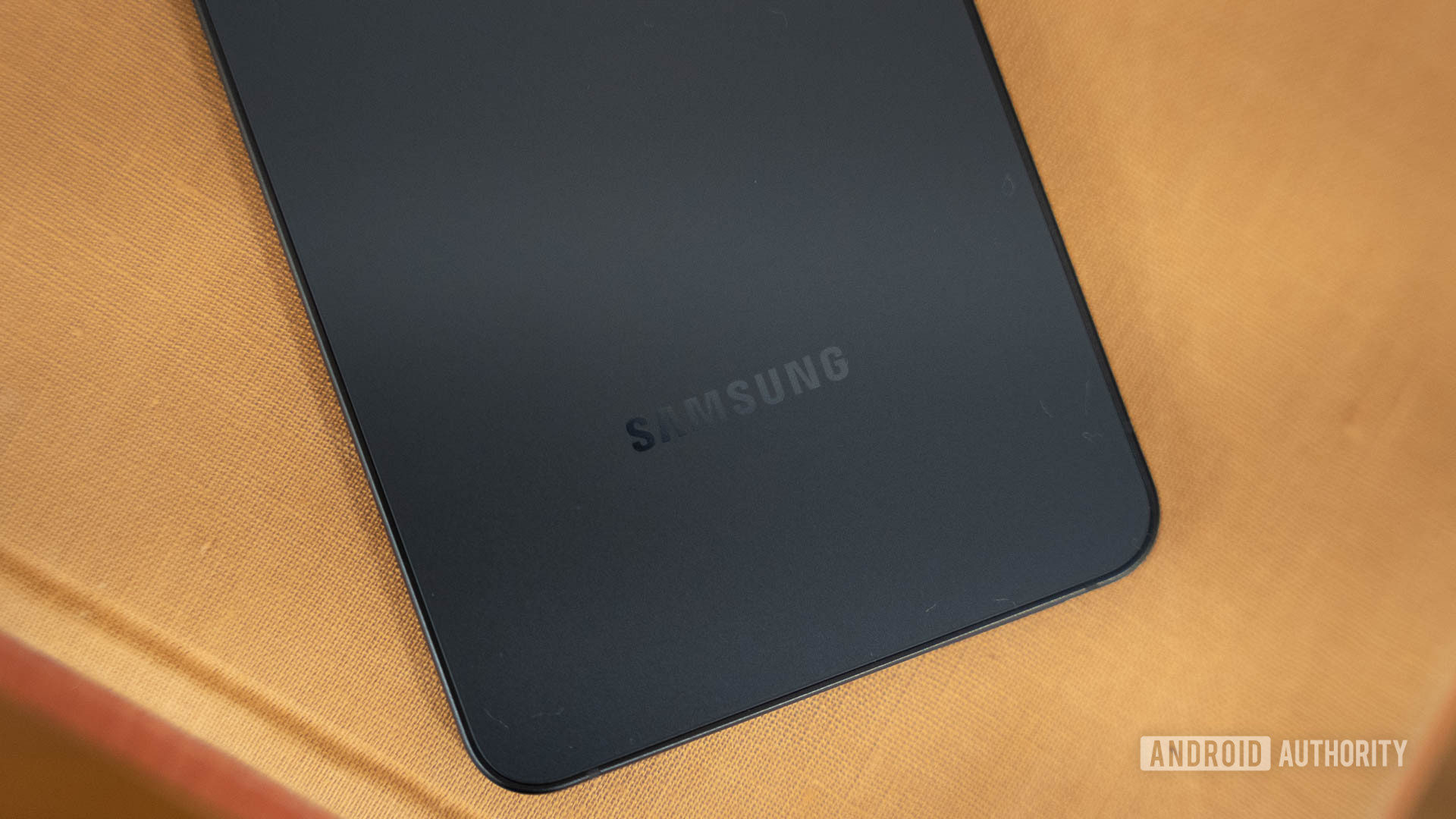 Logotipo da Samsung na parte traseira do modelo Samsung Galaxy S25 Edge Titanium Jetblack Logotipo da Samsung na parte traseira do modelo Samsung Galaxy S25 Edge Titanium Jetblack