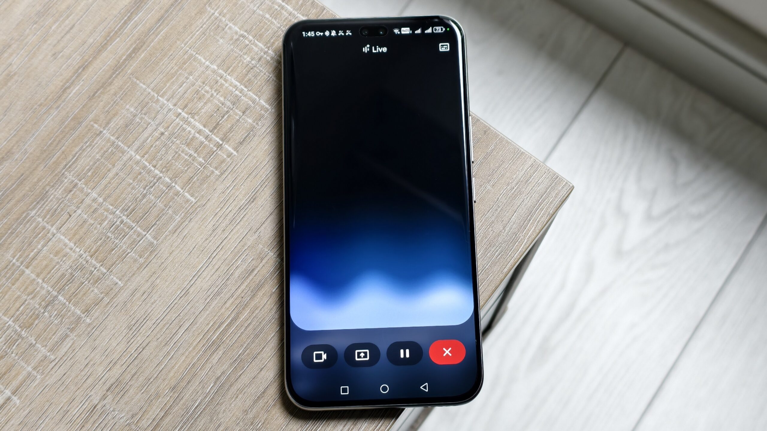 Gêmeos ao vivo na tela de um smartphone