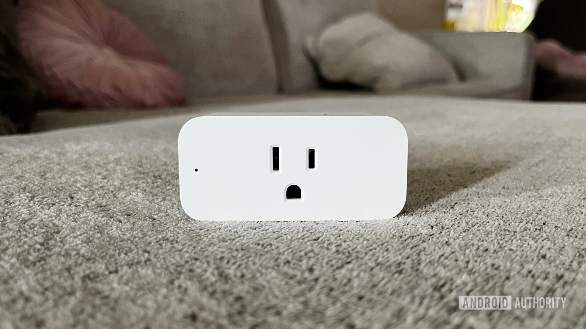 Sofá Amazon Smart Plug Uma bela foto do Amazon Smart Plug em um sofá