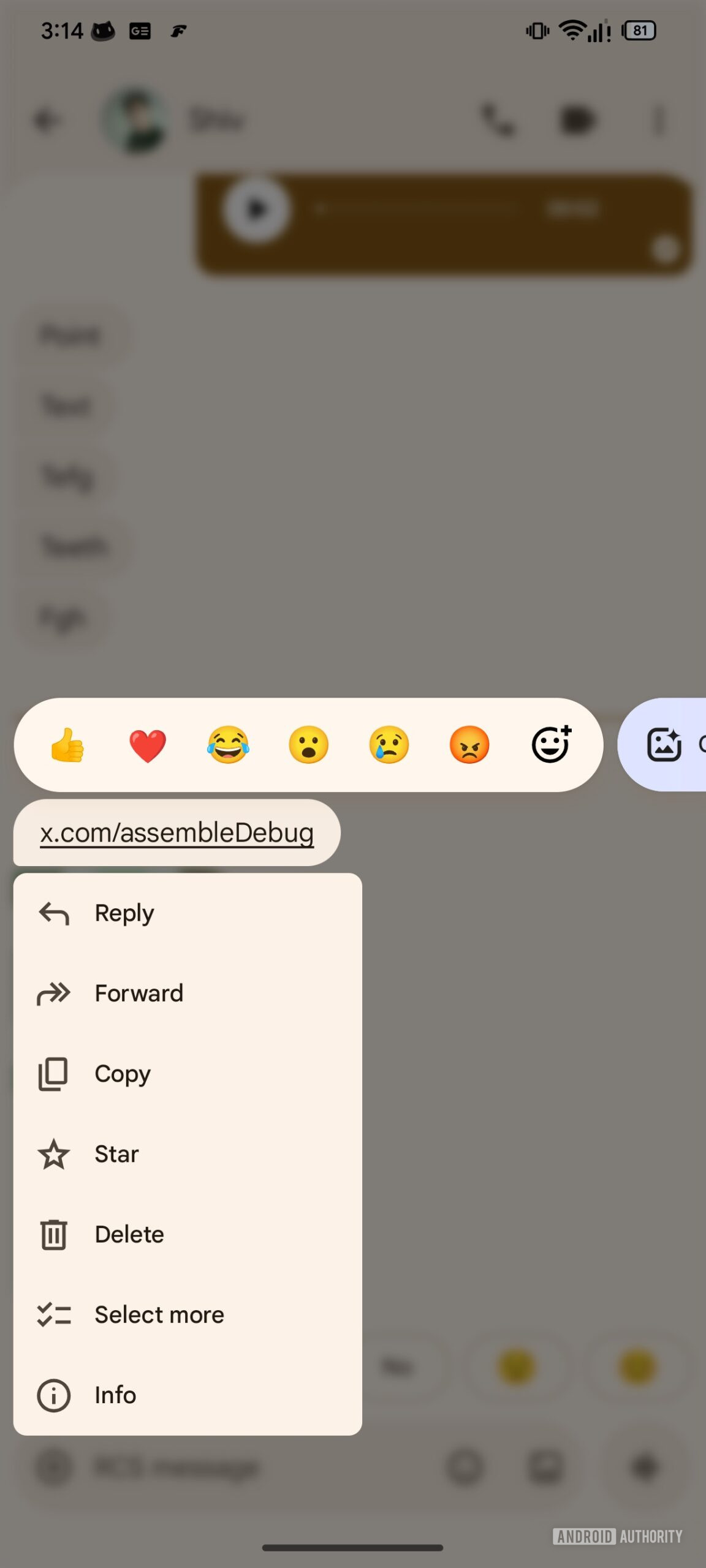 A visualização das reações e o menu de contexto no aplicativo Google Mensagens beta.