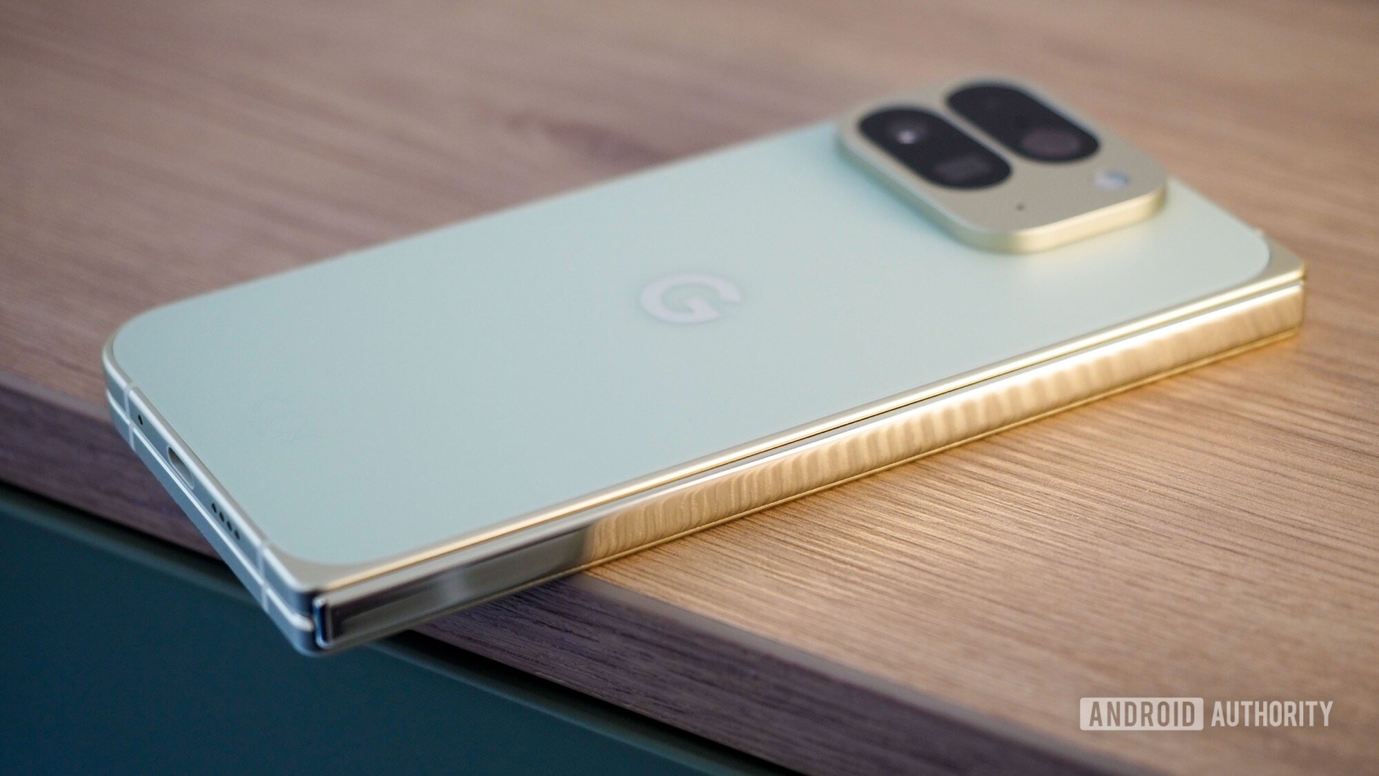 Google Pixel 10 Pro Fold fechado e câmera Google Pixel 10 Pro Fold fechado e câmera