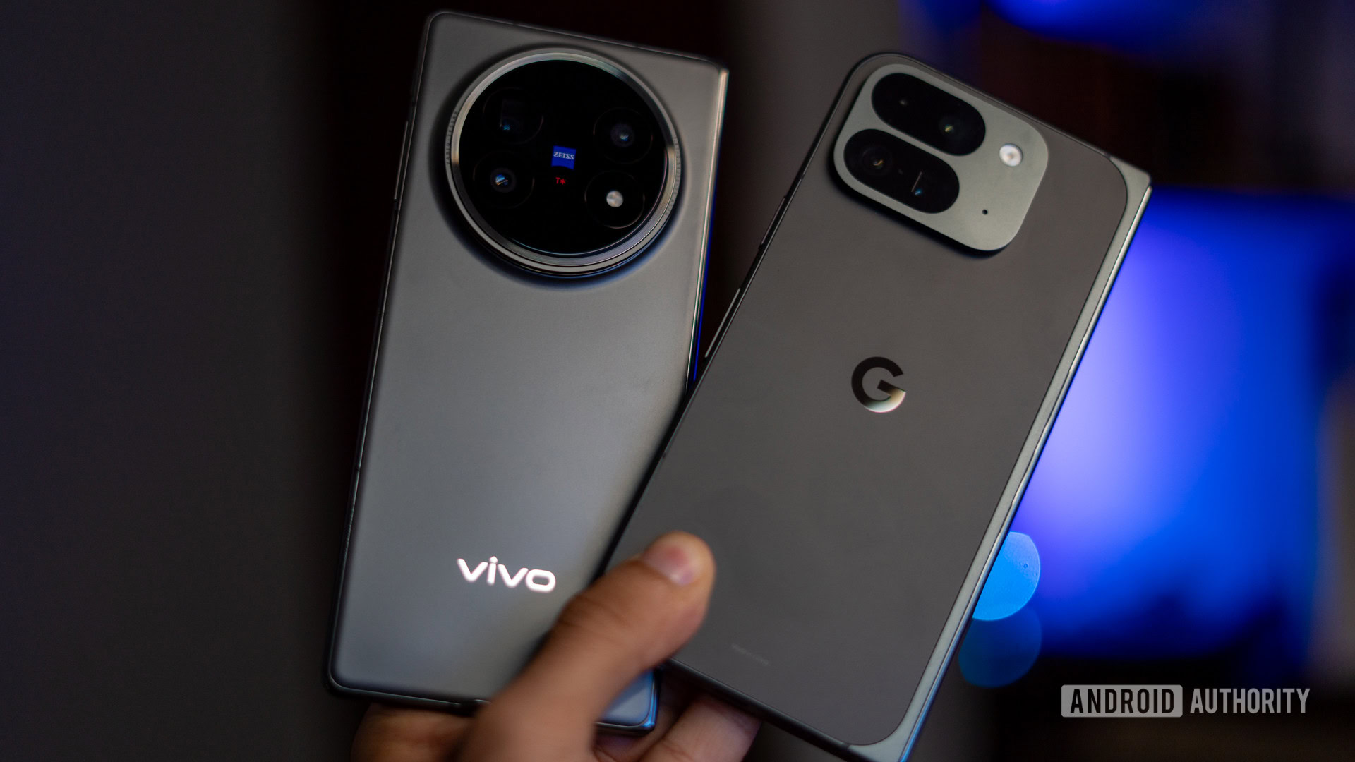 Pixel 10 Pro vs Vivo x Fold 5 mostrando as costas dos telefones Pixel 10 Pro vs Vivo x Fold 5 mostrando as costas dos telefones