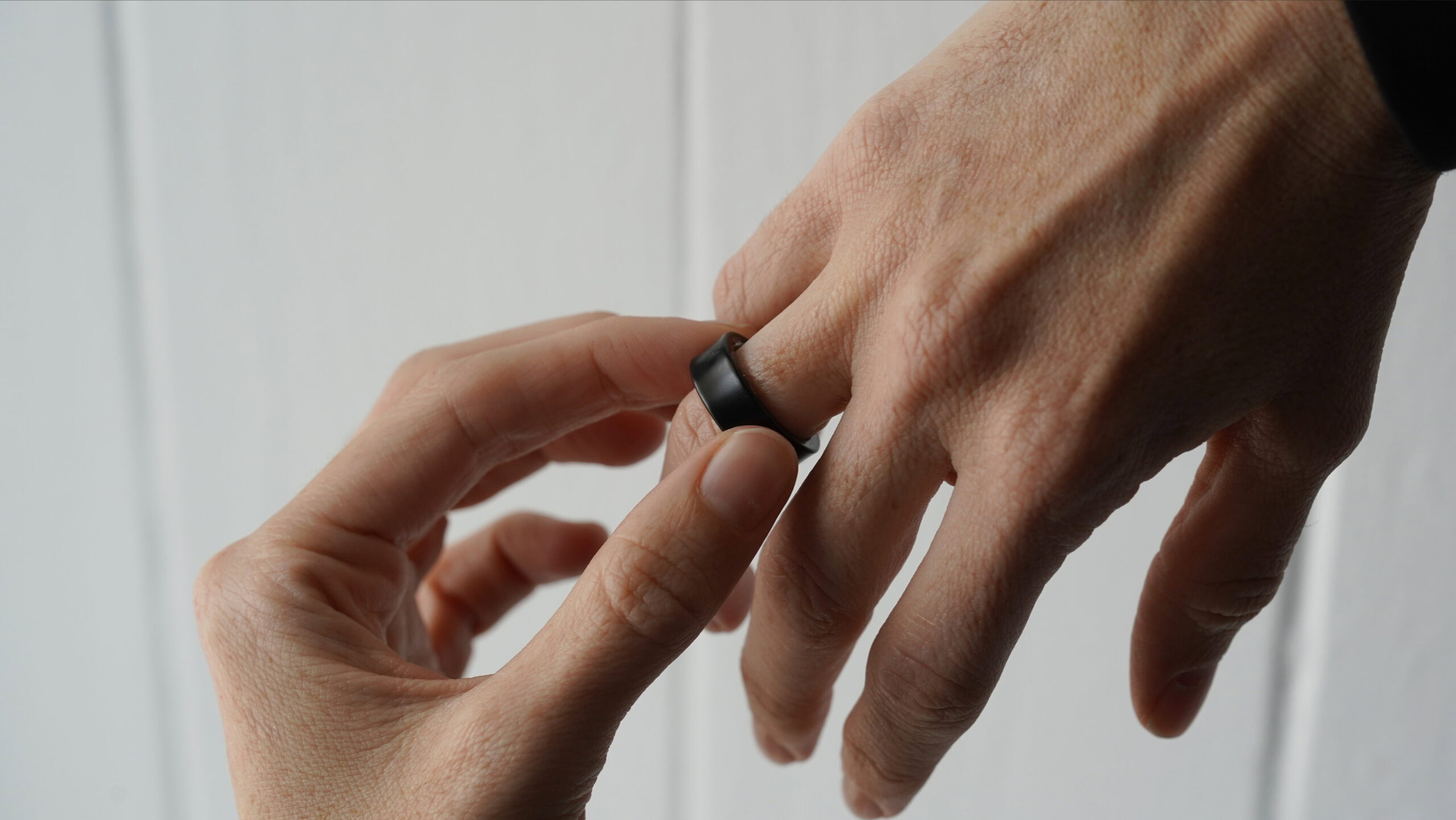 Um usuário do Samsung Galaxy Ring recebe seu anel inteligente.