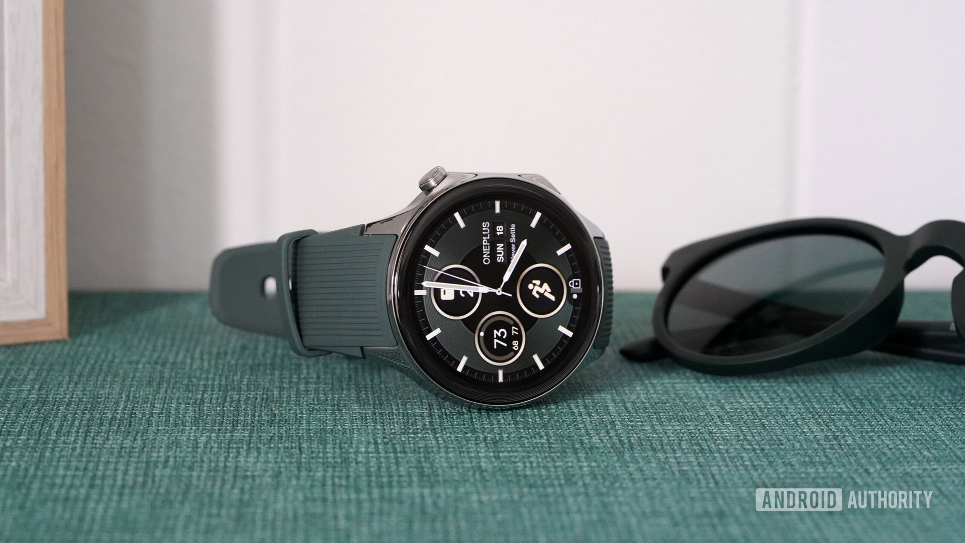 Um OnePlus Watch 2 fica de lado exibindo um mostrador de relógio nativo.