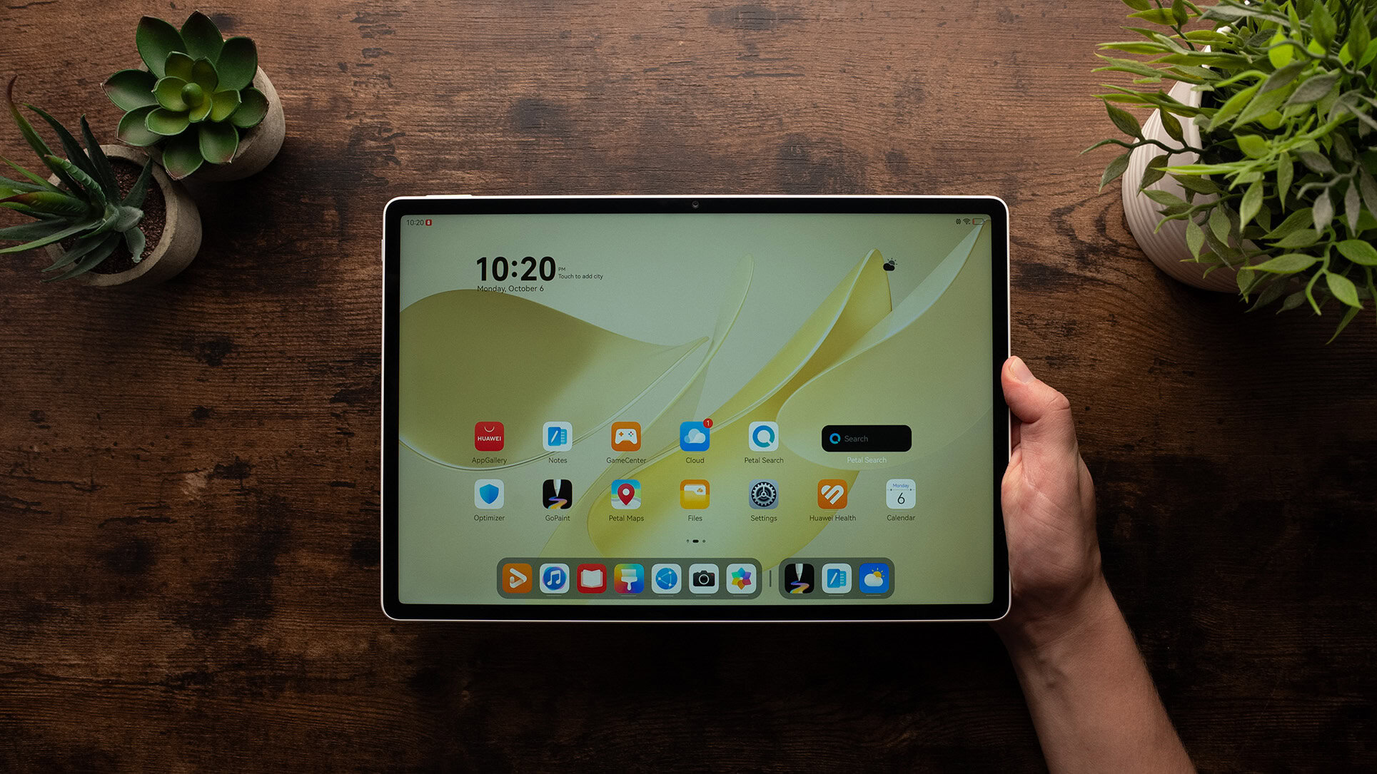 Huawei matepad 12 x tablet na tela inicial da mão Huawei matepad 12 x tablet na tela inicial da mão