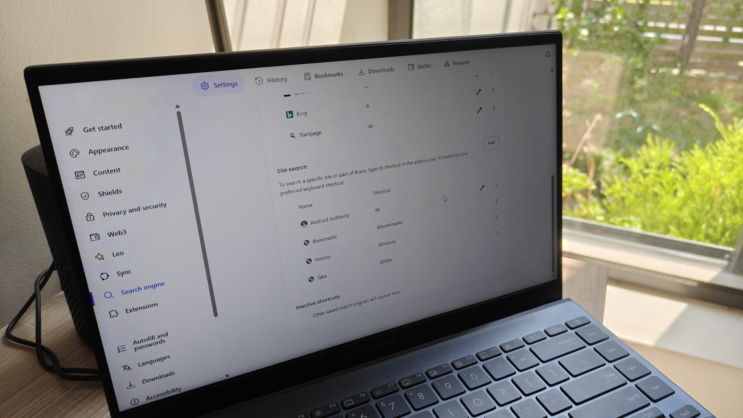navegador corajoso em um laptop com mecanismos de pesquisa e atalhos personalizados