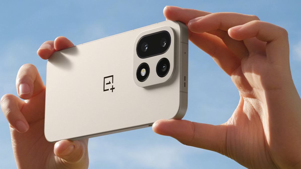 OnePlus 15 na mão tirando uma foto OnePlus 15 na mão tirando uma foto