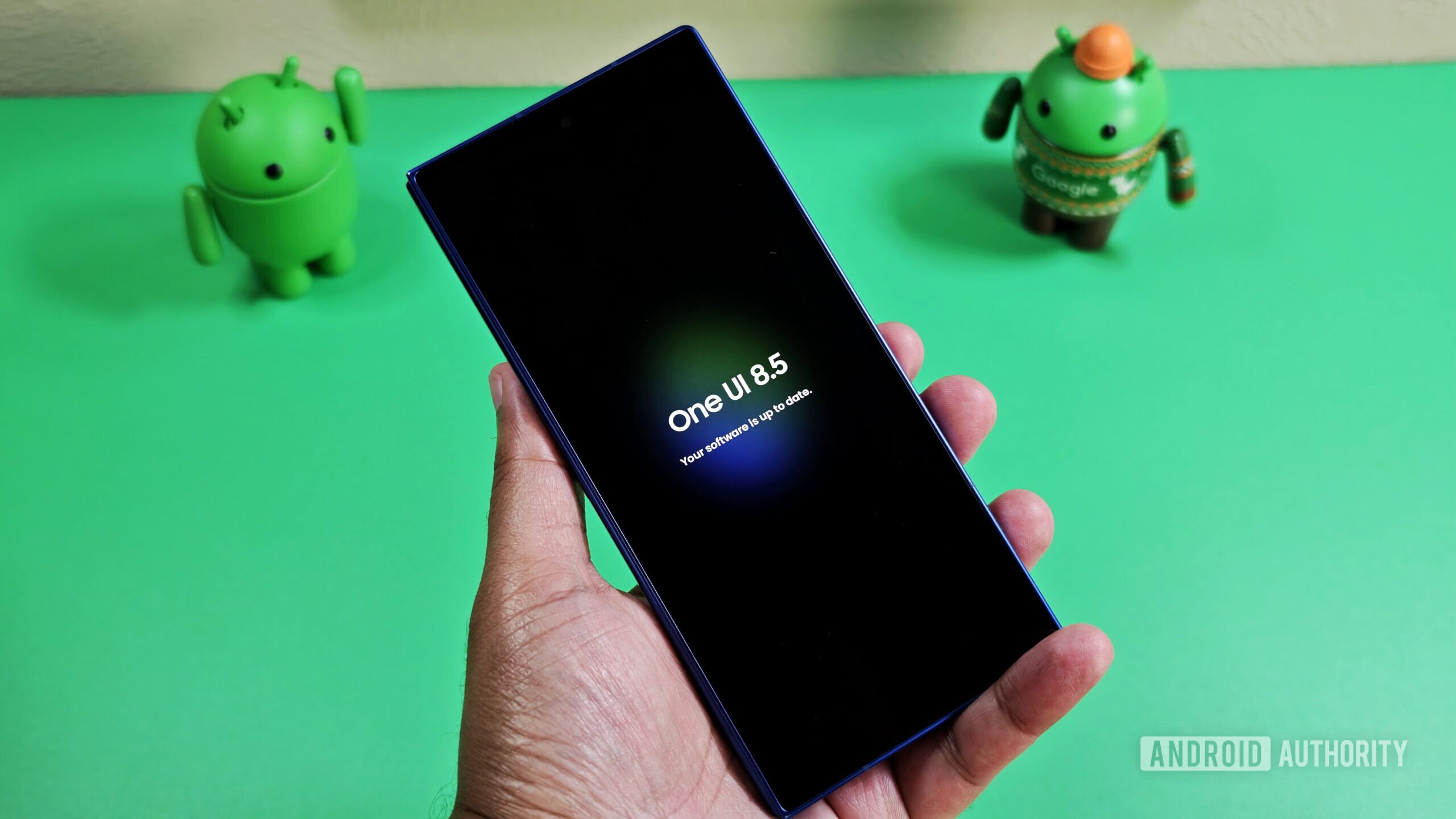 Logotipo One UI 8.5 em um telefone Samsung Galaxy