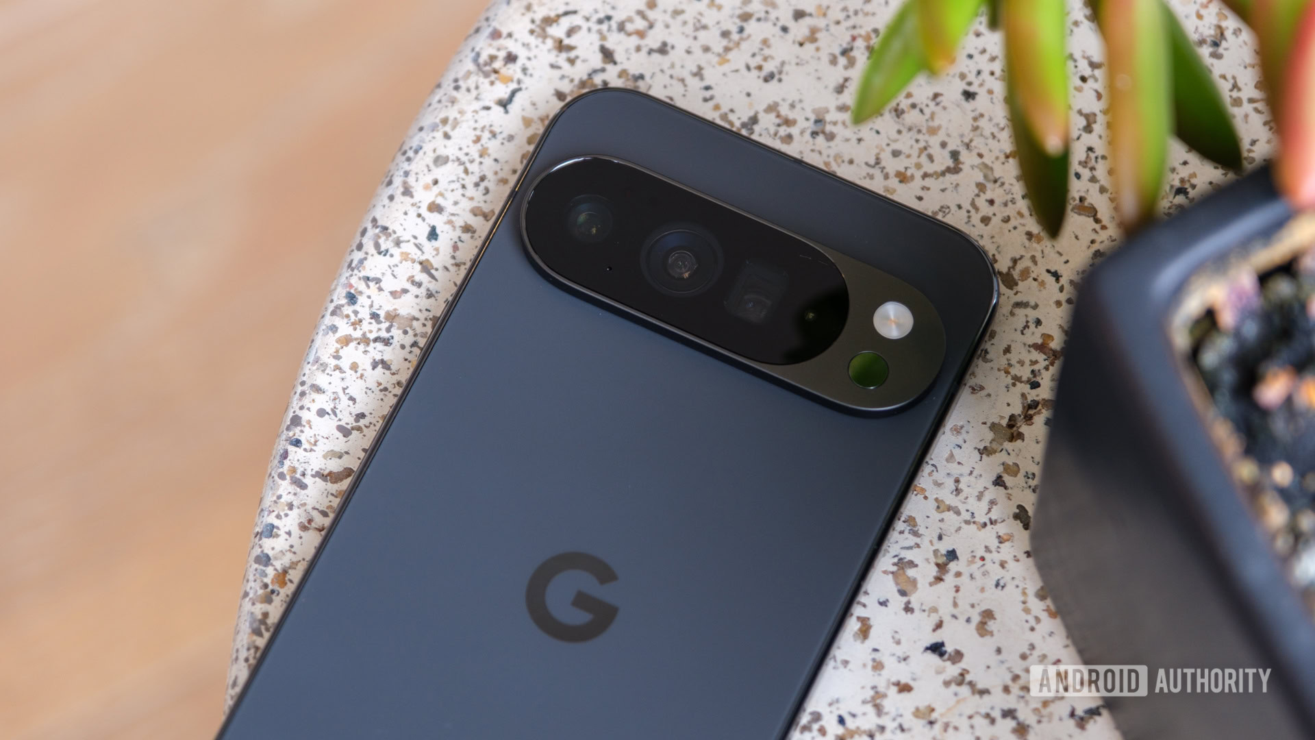 Câmera do Google Pixel 10 Pro XL de perto Câmera do Google Pixel 10 Pro XL de perto