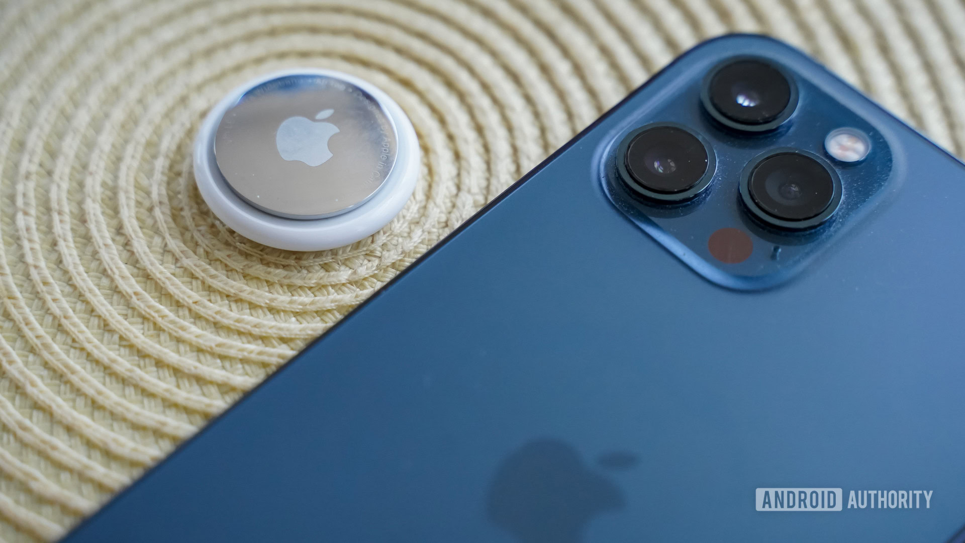 Apple AirTag com traseira do iPhone