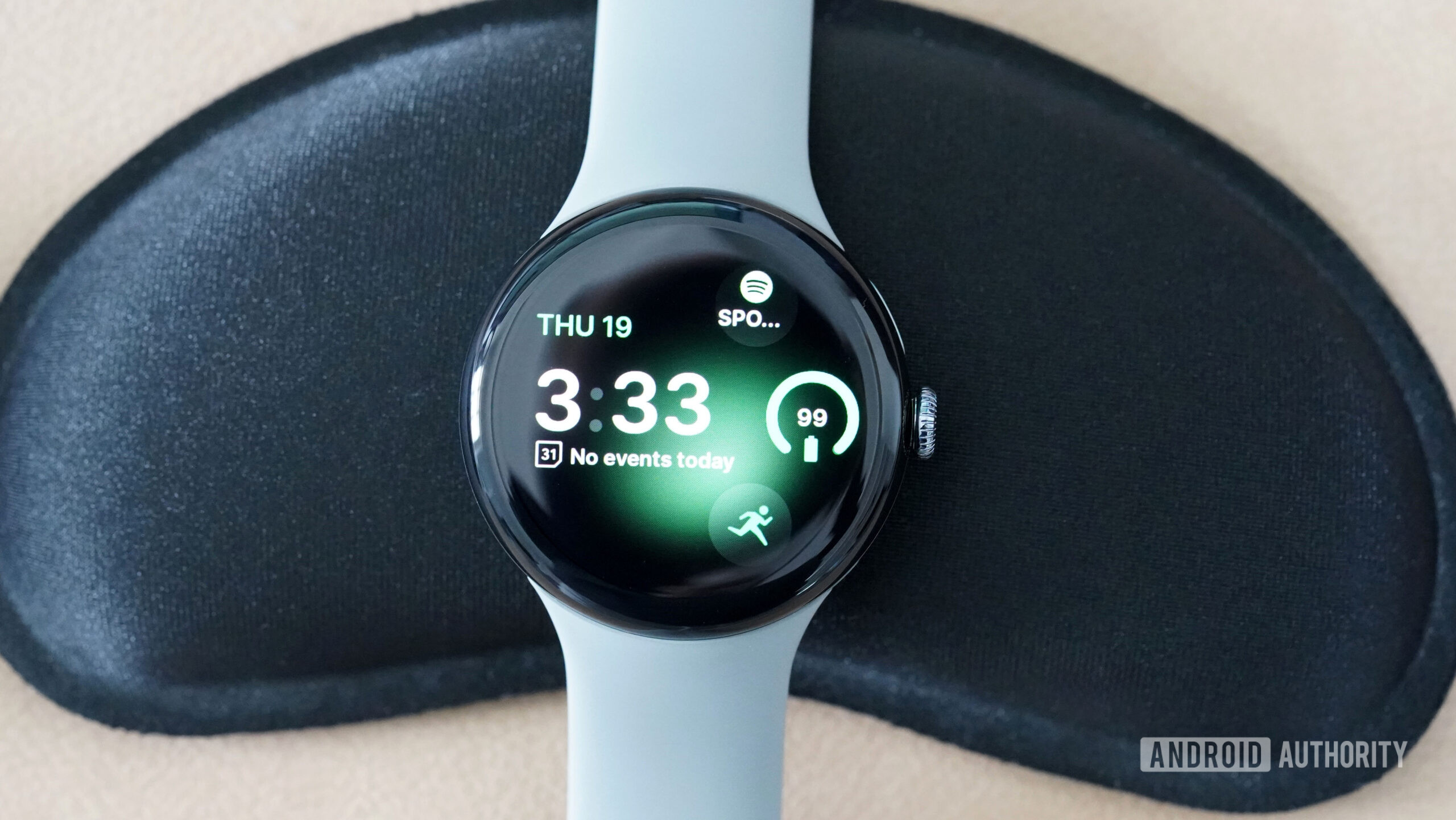 Um Google Pixel Watch 3 exibe o mostrador do relógio Tidal Glow.