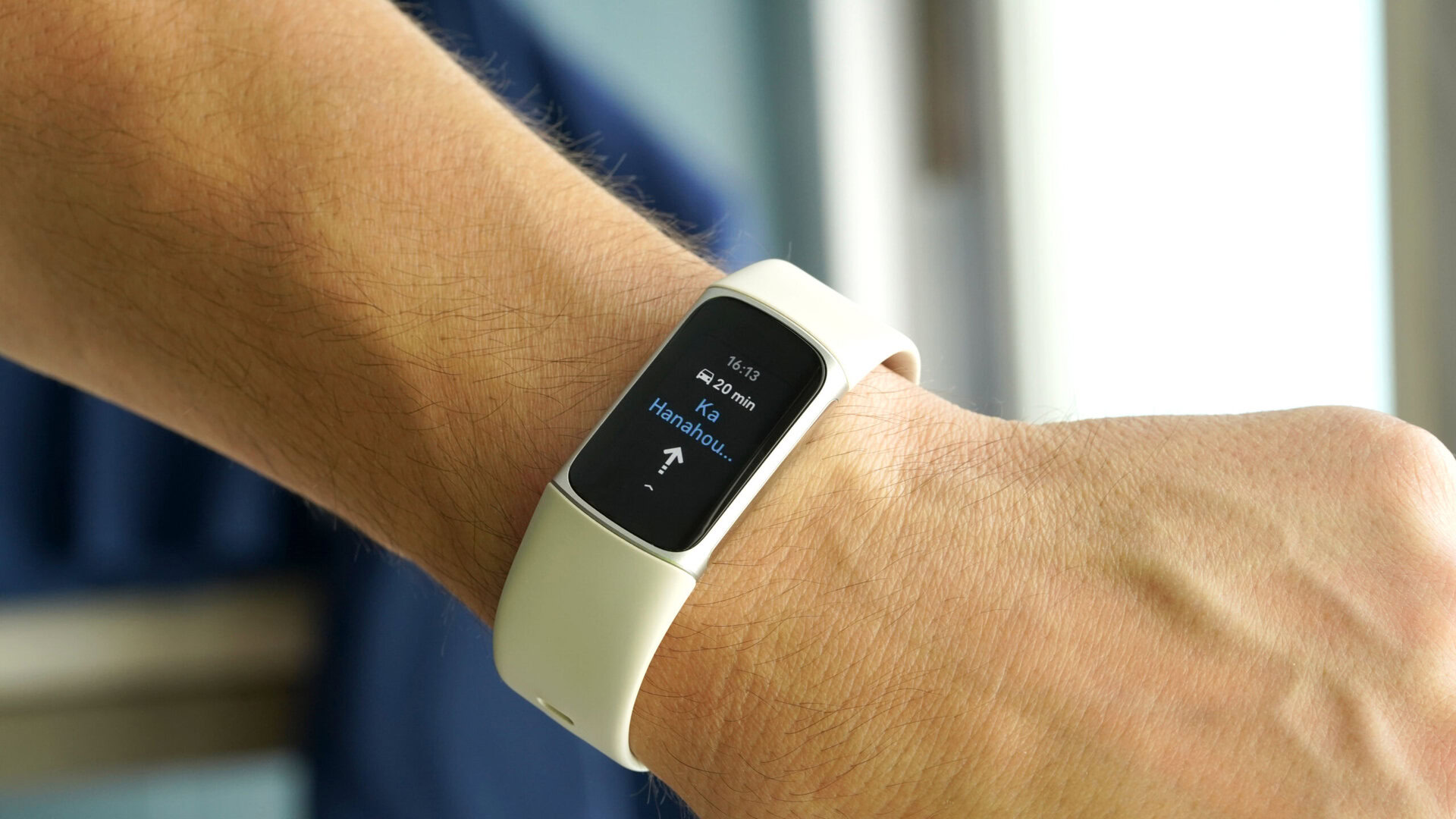 Mapas Fitbit Charge 6 Um usuário inicia o Google Maps em seu Fitbit Charge 6.