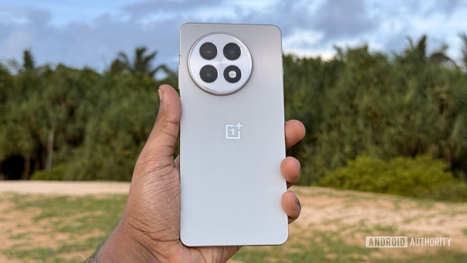 OnePlus 13R cai para US$ 499,99, oferecendo uma economia de US$ 100 Prime