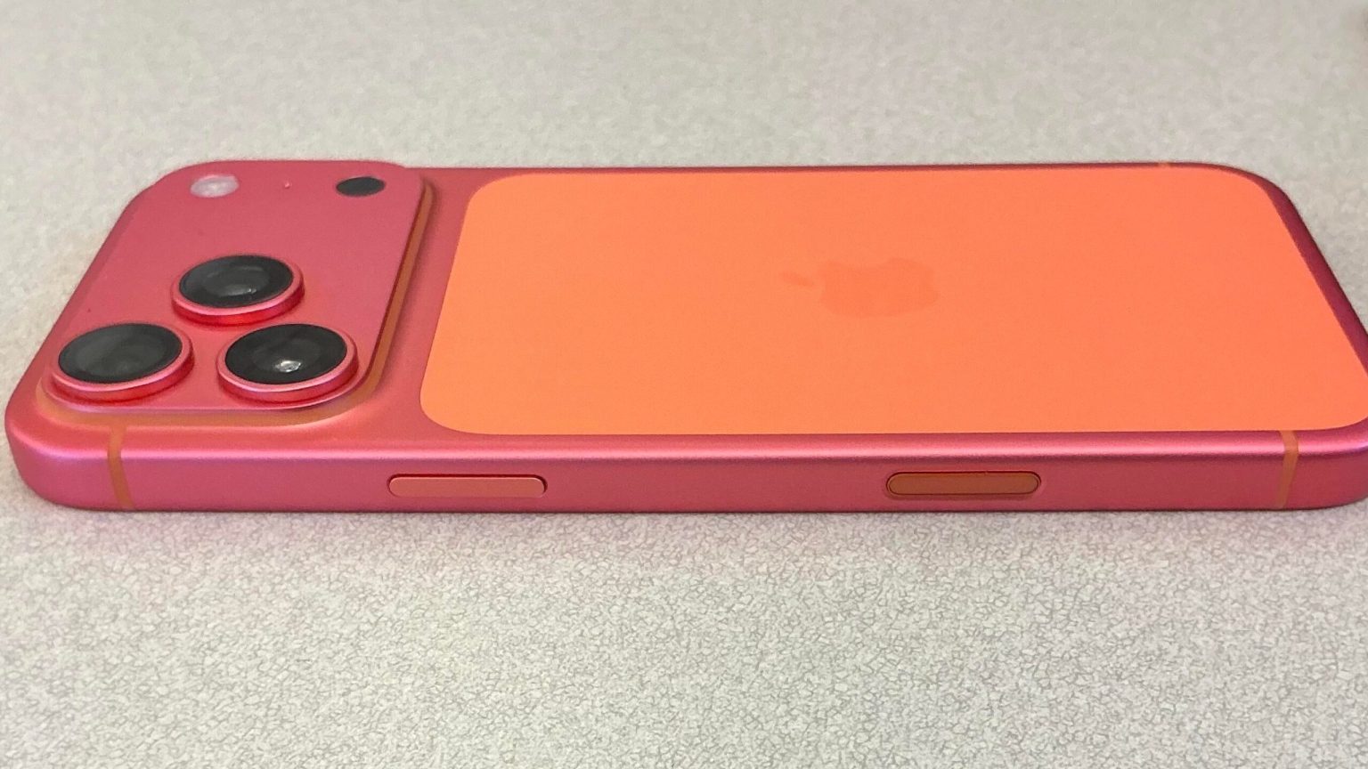 Os usuários do iPhone 17 Pro dizem que seu telefone Cosmic Orange está ficando rosa