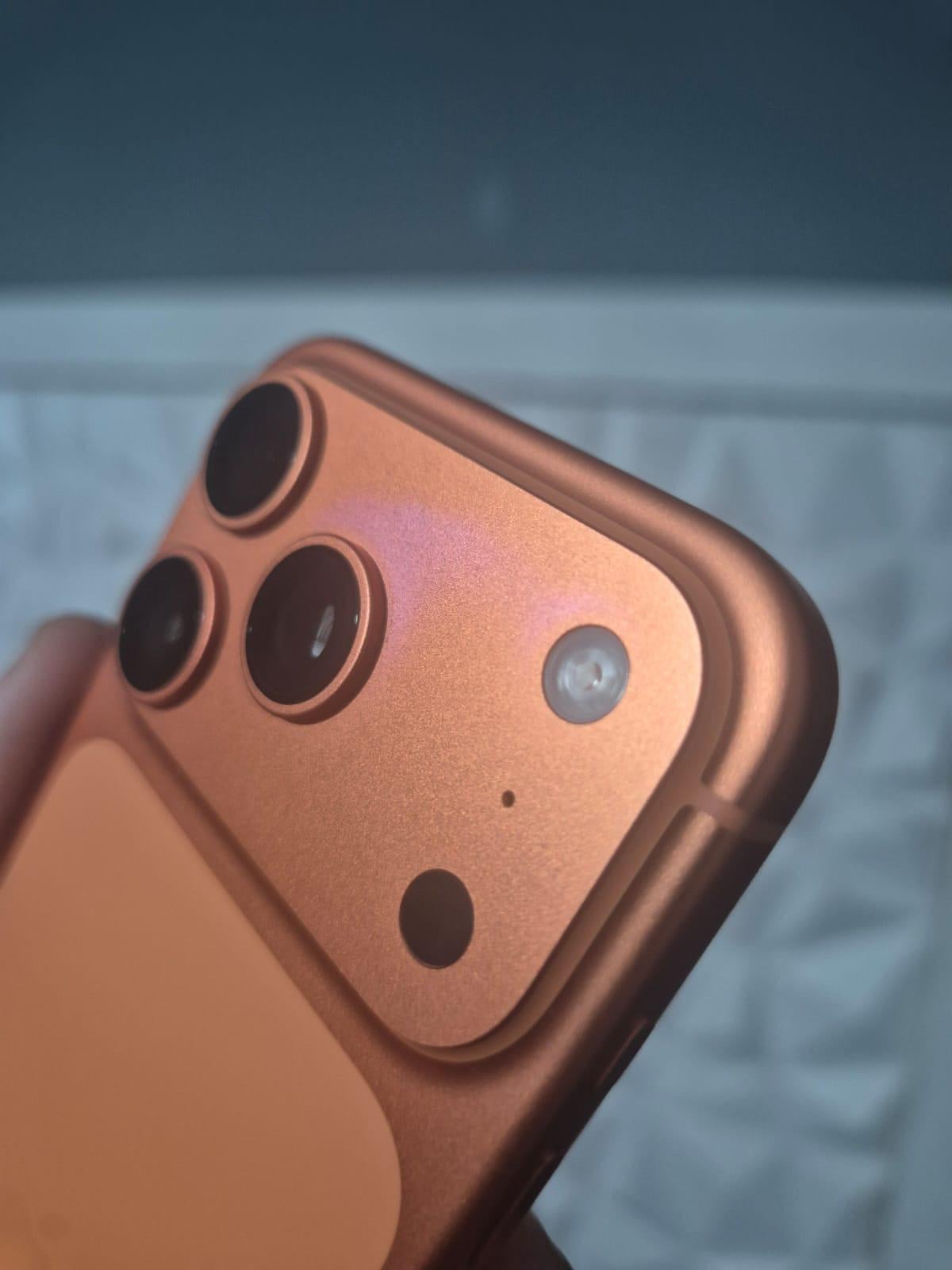 Apple iPhone 17 Pro Cosmic Orange mudando de cor para rosa 6