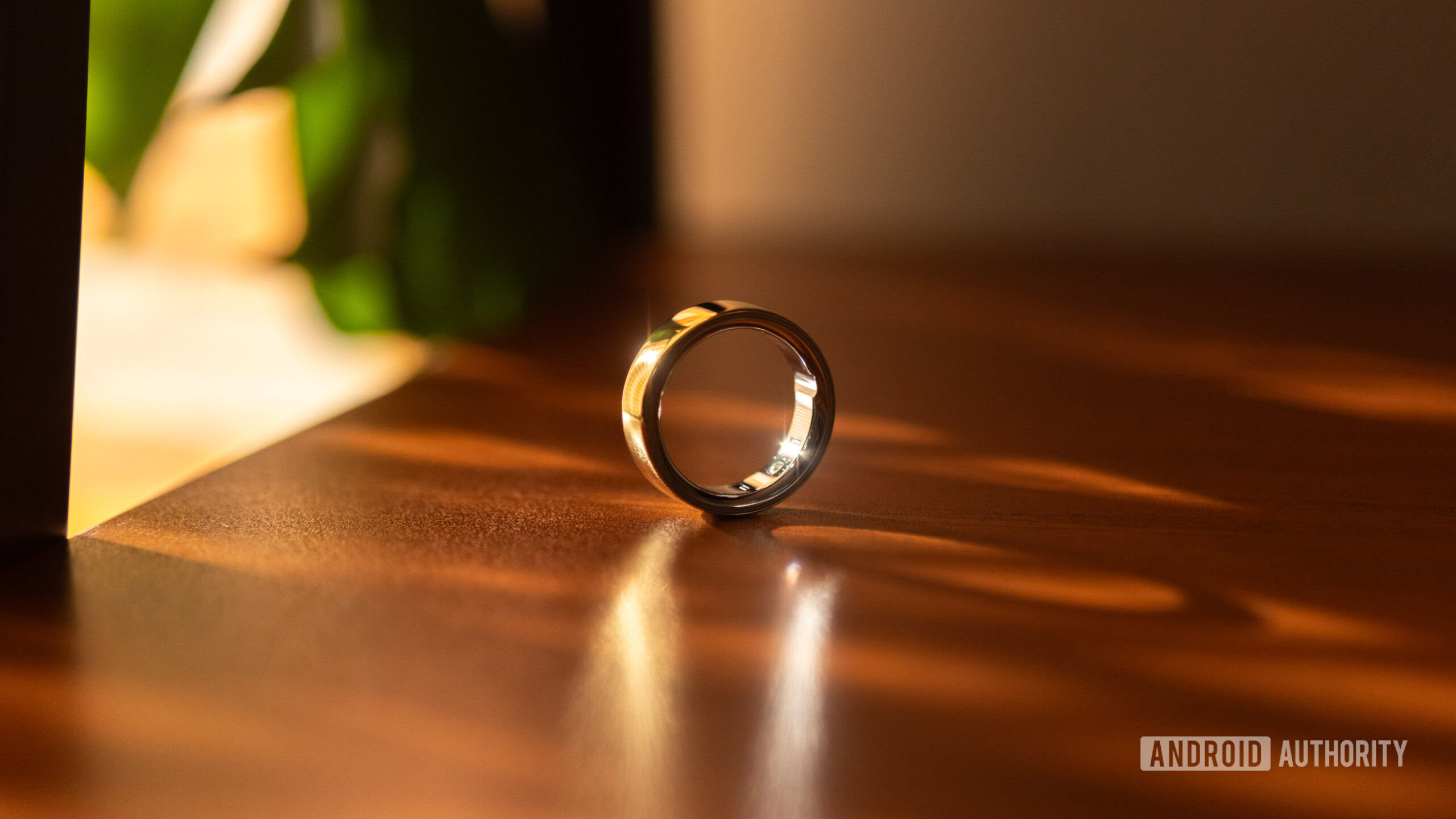 Um anel elegante de ouro na ponta de uma mesa.