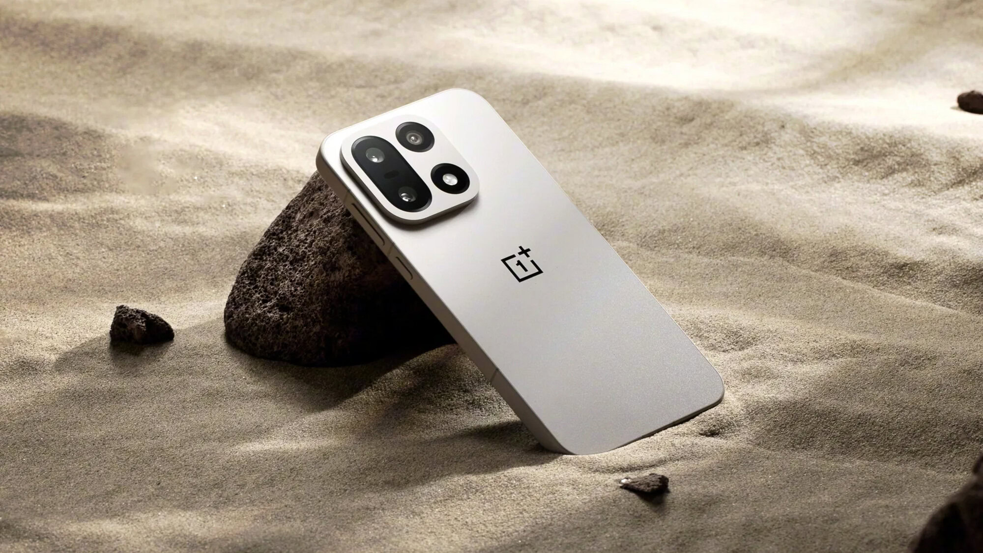 Uma renderização do OnePlus 15, mostrando a parte traseira do telefone.