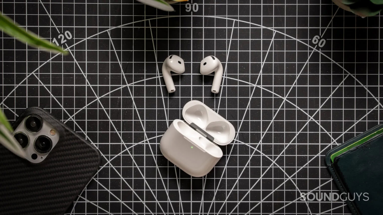 Apple AirPods 4 na mesa