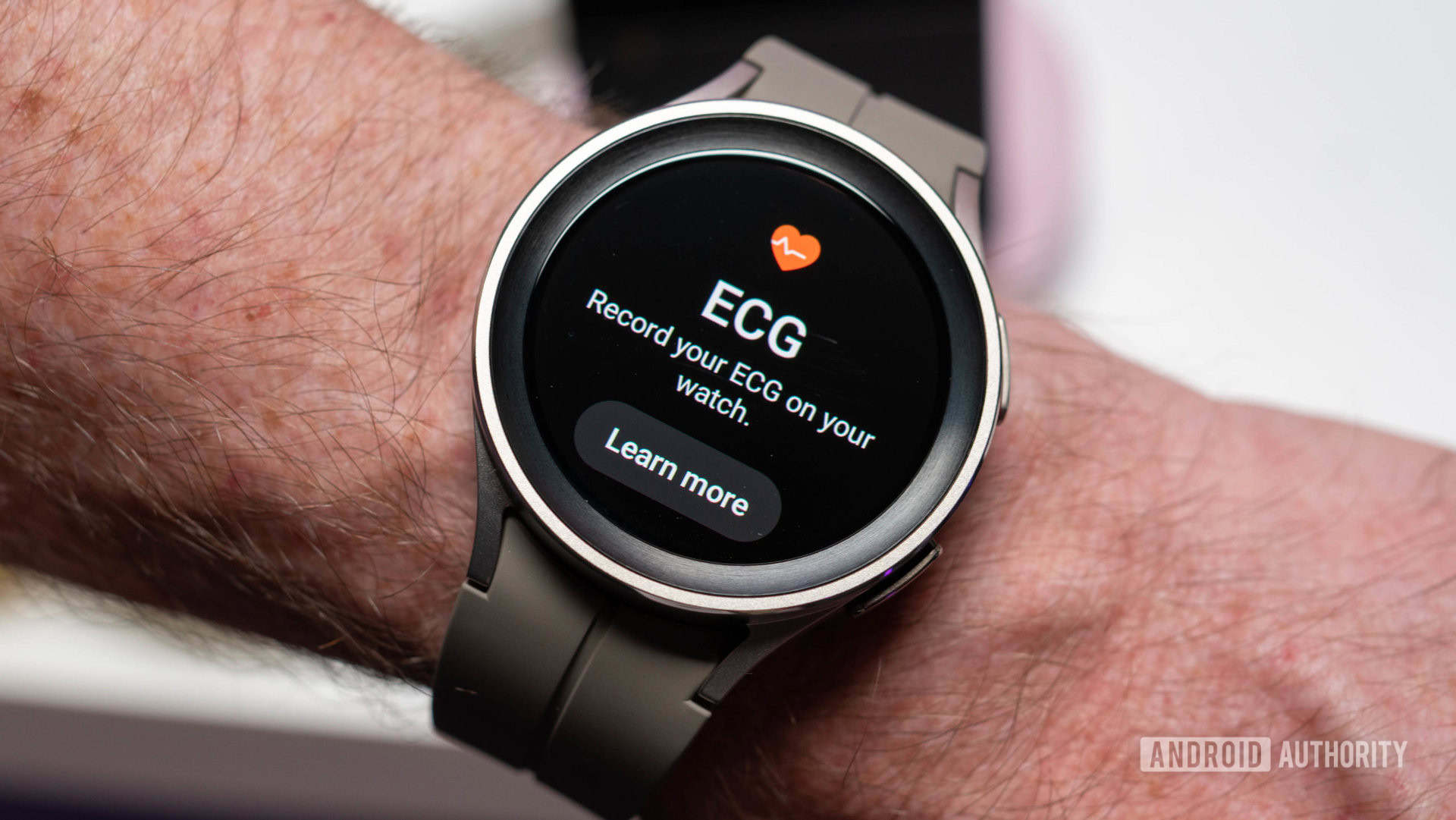 Samsung Galaxy Watch 5 Pro em cor prata com cinta de fluoroelastômero no pulso mostrando o ECG