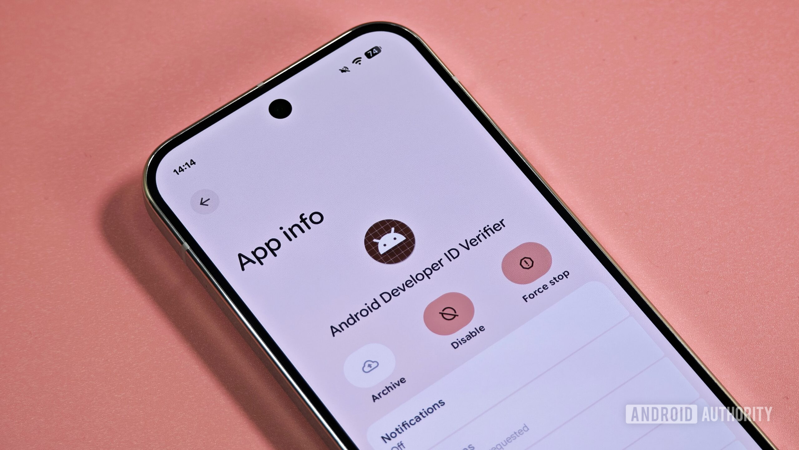 Foto do aplicativo verificador de desenvolvedor Android em um telefone Android