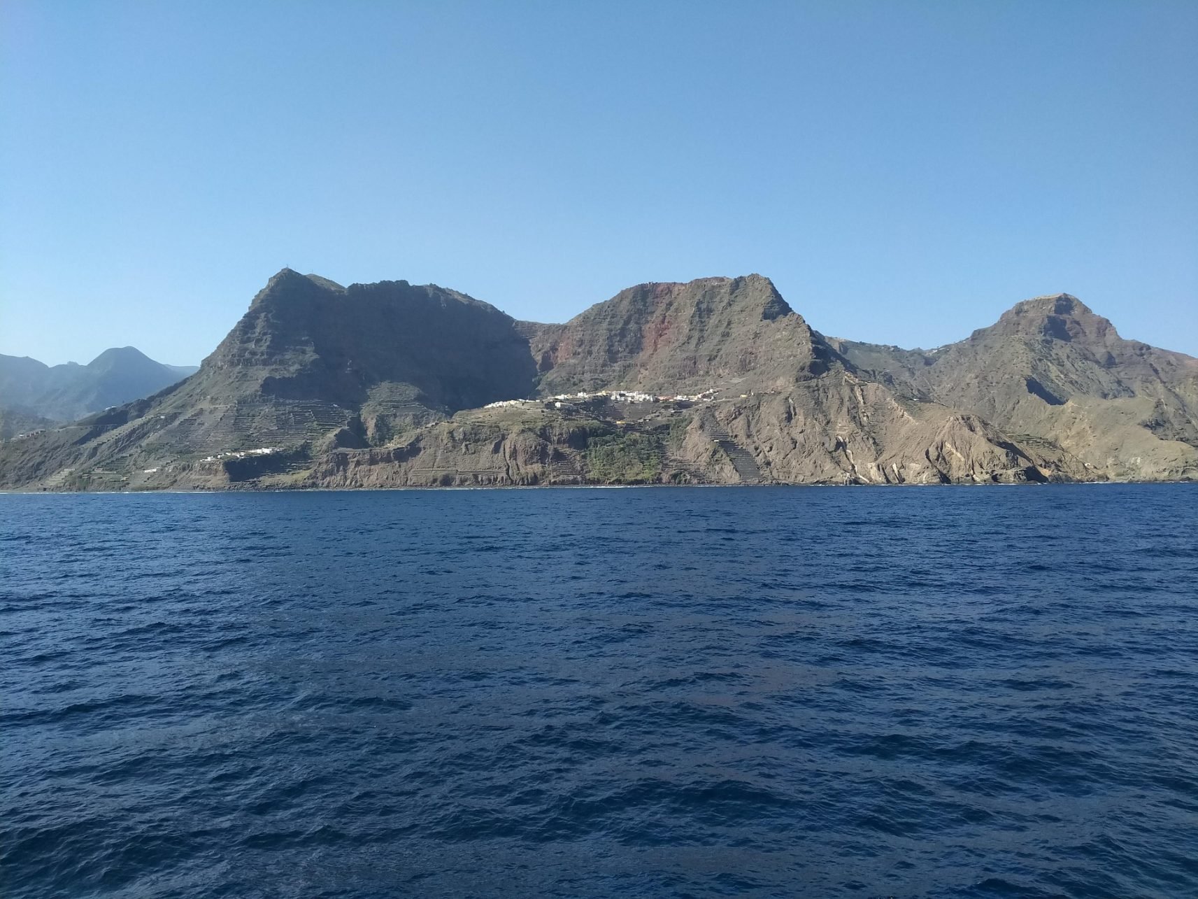 - Viagem de um dia a Tenerife para La Gomera: passeios pelas ilhas até Whistling Isle Aproximação a La Gomera de ferry.