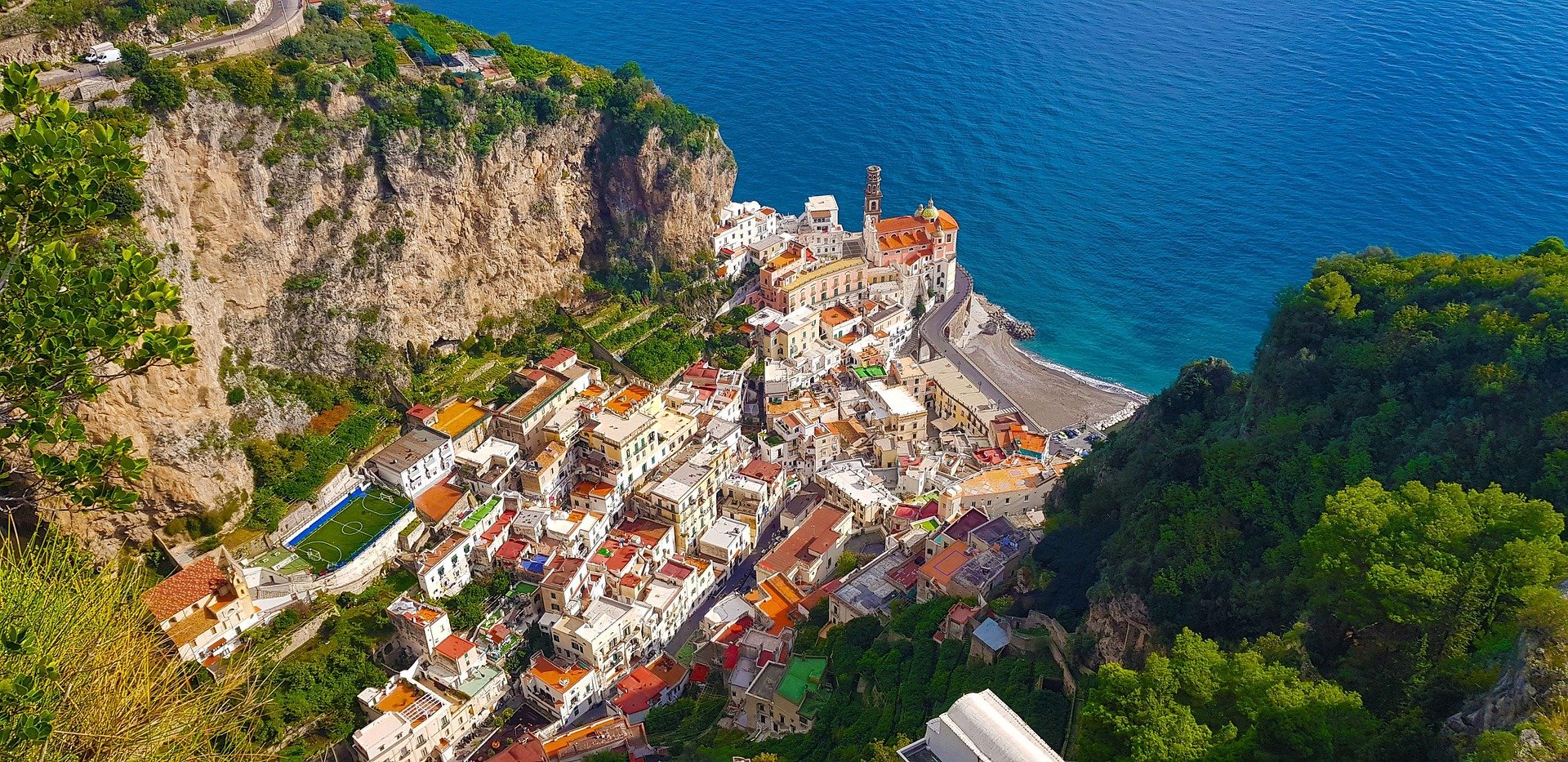 - Vídeos de viagens: um guia para iniciantes na criação de histórias de viagens que cativam Cidade na costa de Amalfi, na Itália.