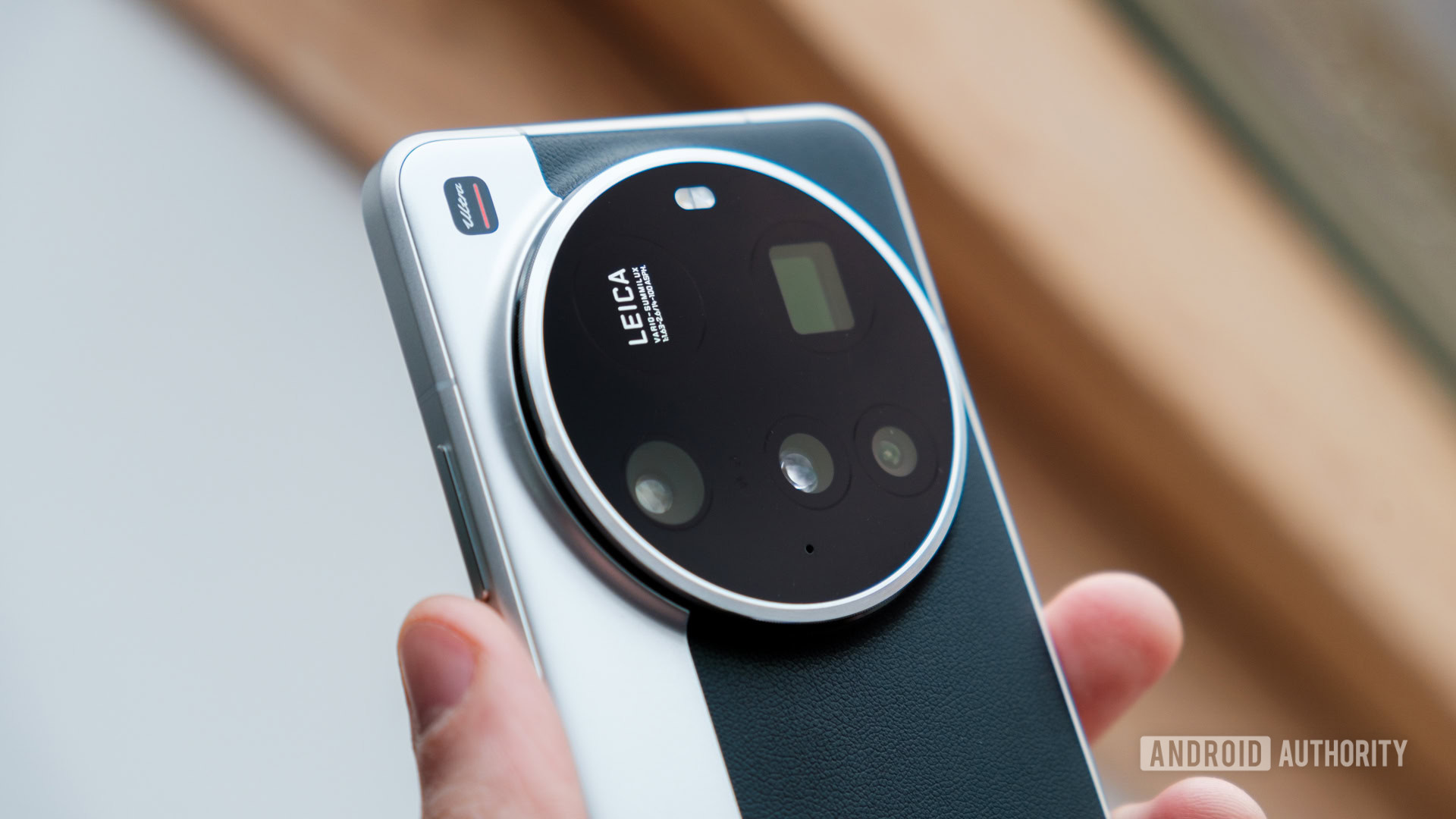 Caixa da câmera Xiaomi 15 Ultra em ângulo
