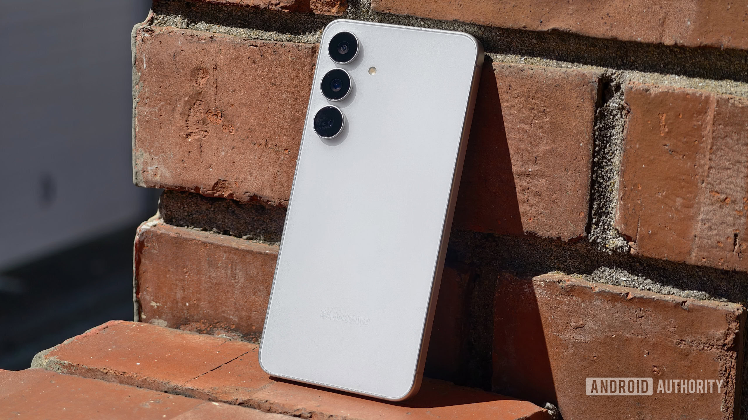 Samsung Galaxy S25 FE contra a parede mostrando as costas