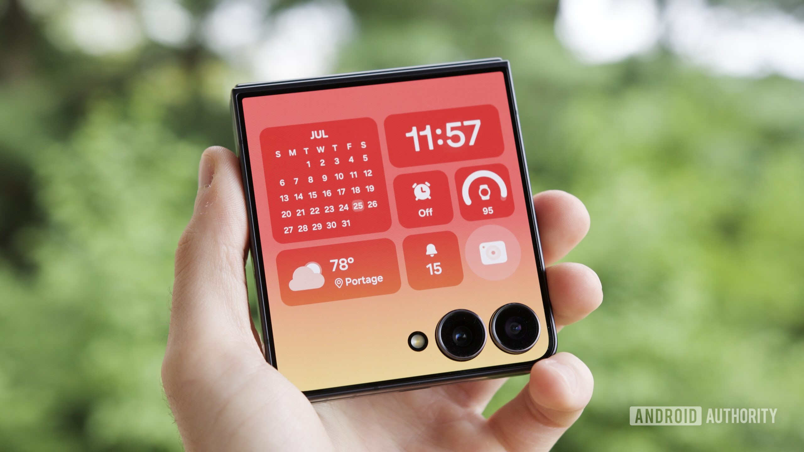 Alguém segurando um Galaxy Z Flip 7 com a tela externa ligada.