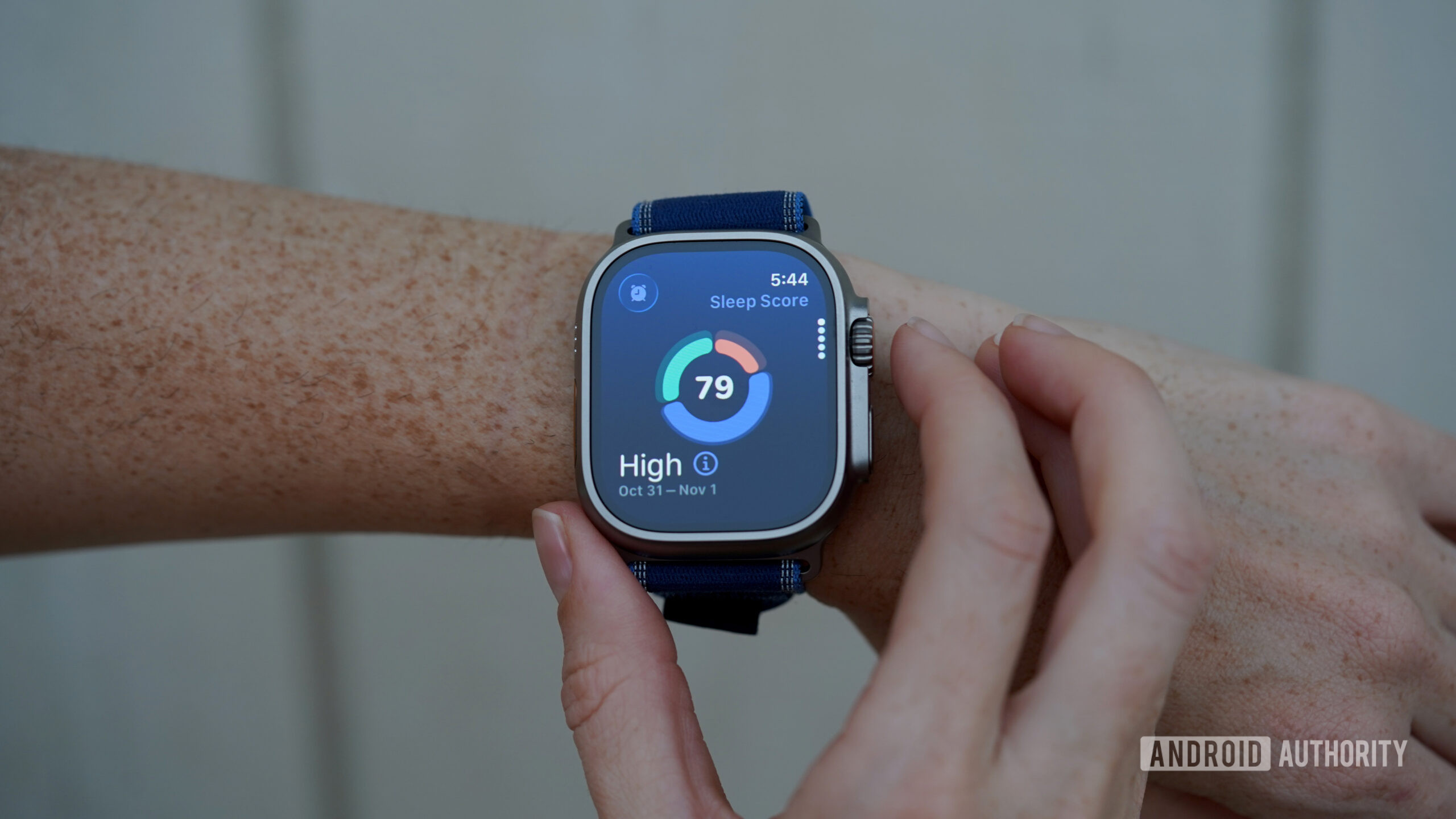 Apple Watch Ultra 3 Sono Um usuário do Apple Watch Ultra 3 verifica sua pontuação de sono.