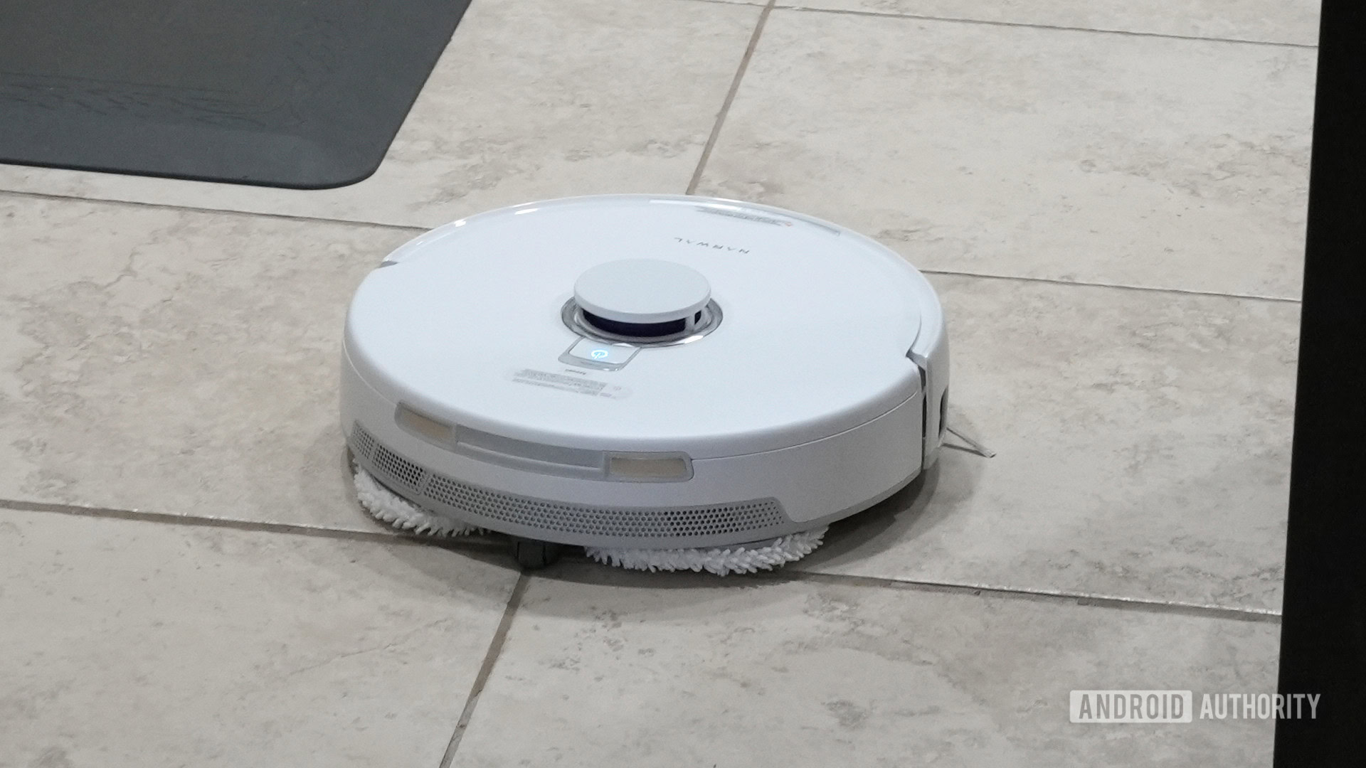 Narwal Freo Pro em azulejo Narwal Freo Pro em azulejo