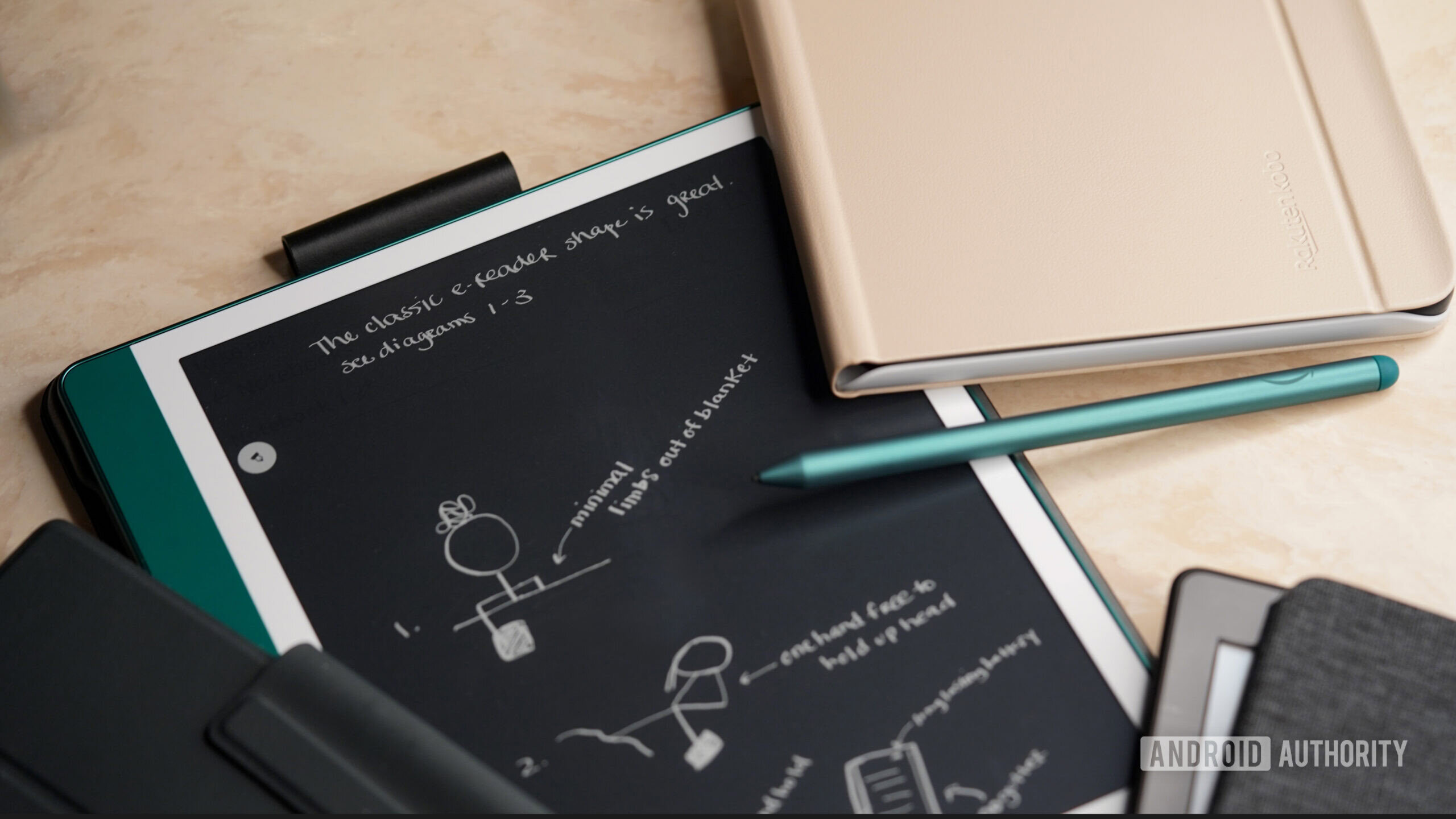 Leitores eletrônicos modernos Kindle Scribe Uma variedade de leitores eletrônicos modernos repousam sobre uma mesa.