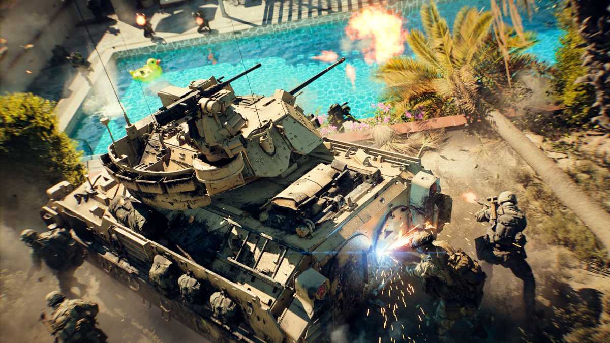 O sol brilhante em HDR e a piscina azul royal convidam você a relaxar nesta magnífica área de vilas. É uma pena que os veículos blindados de transporte de pessoal Bradley já estejam começando a cortar as palmeiras aqui e a redecorar os telhados.