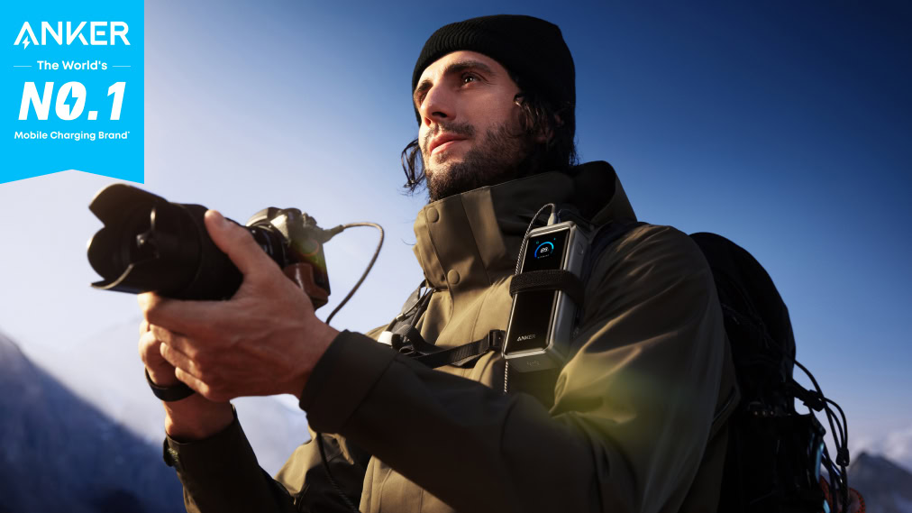 Fotógrafo carregando Anker Prime Power Bank (26K, 300W)