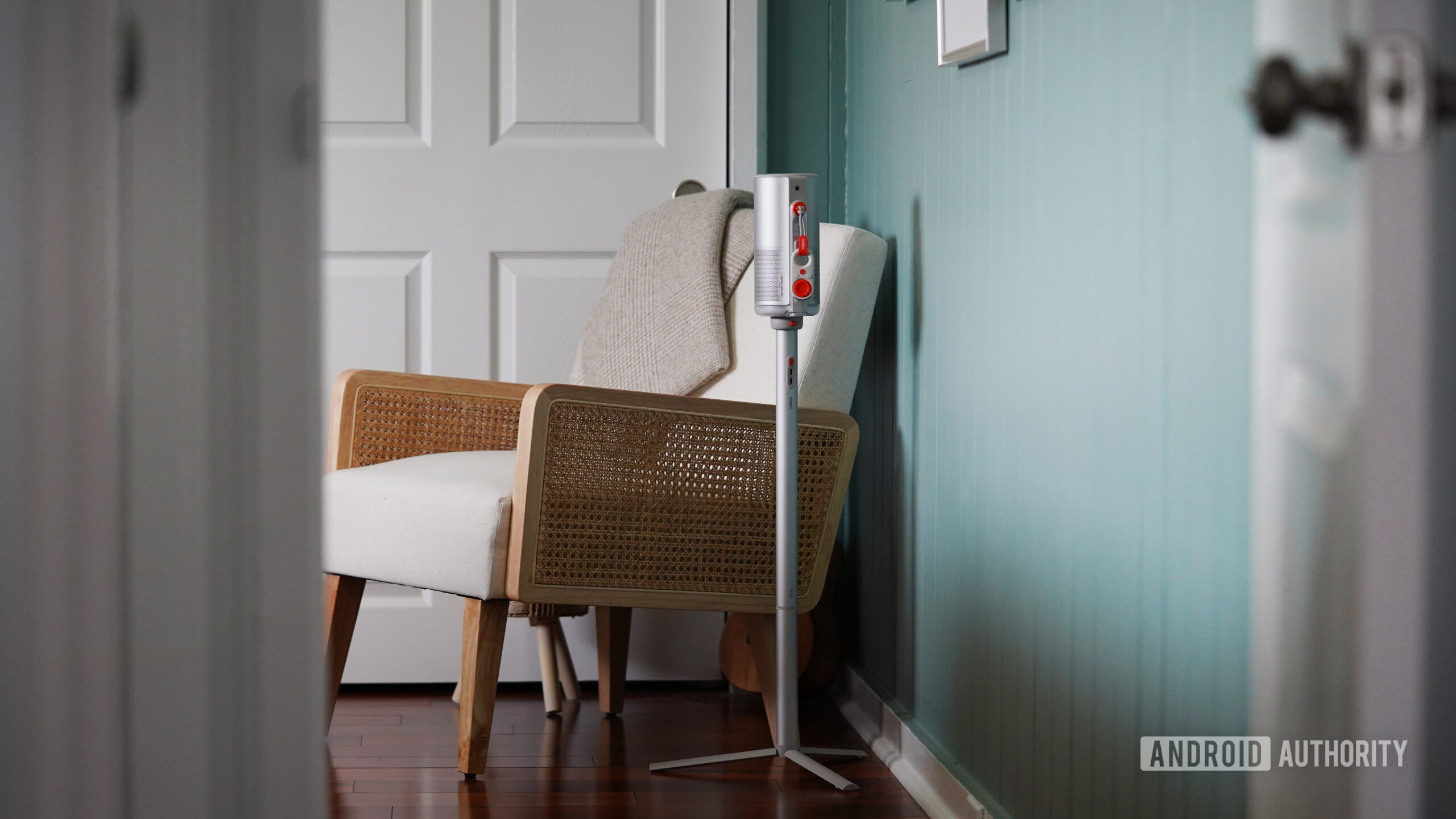 Suporte XGIMI Mogo 4 Um XGIMI Mogo 4 está escondido no canto de um quarto.