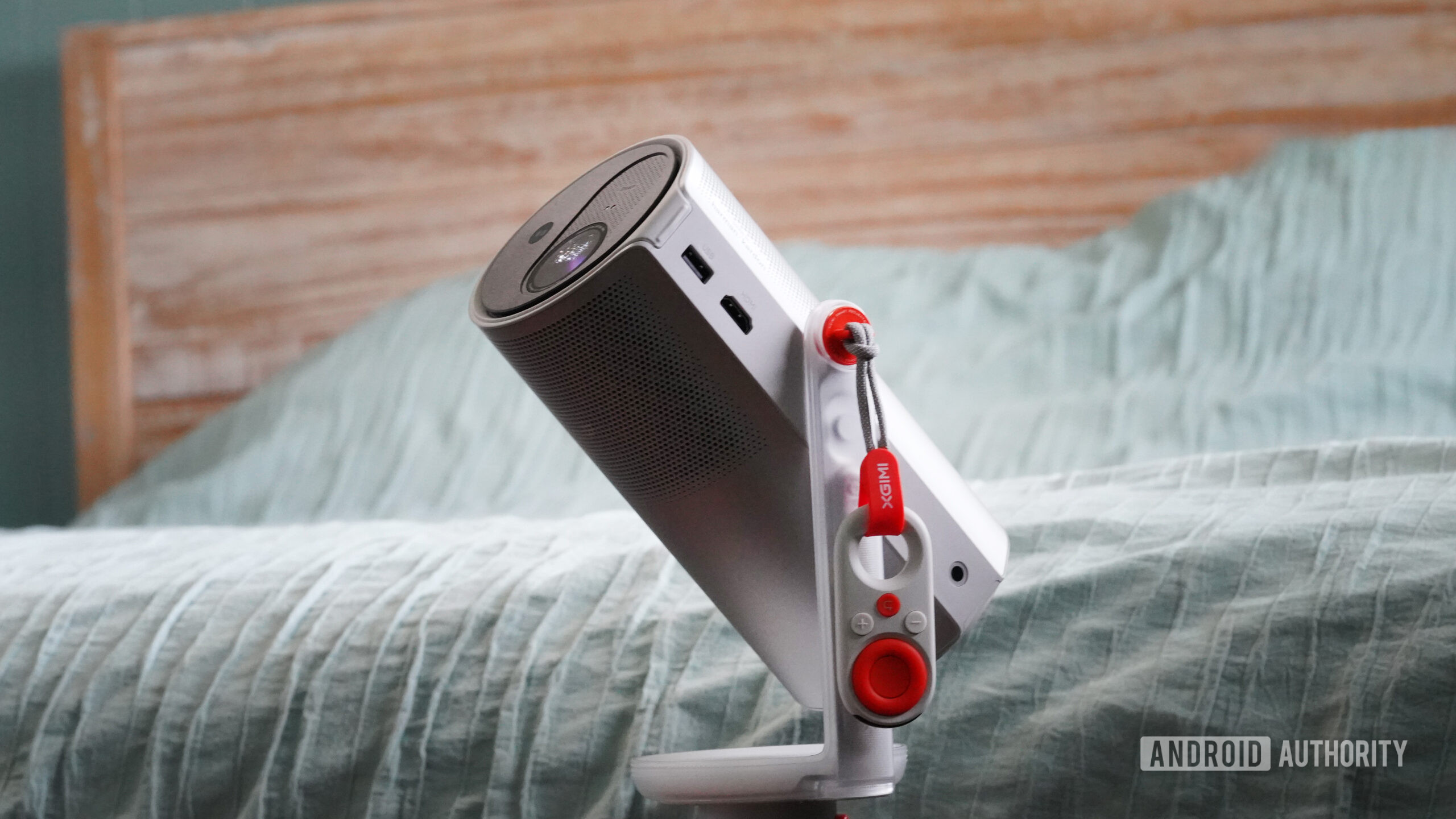 XGIMI Mogo 4 quartos O XGIMI Mogo 4 possui um suporte giratório de 360 graus.